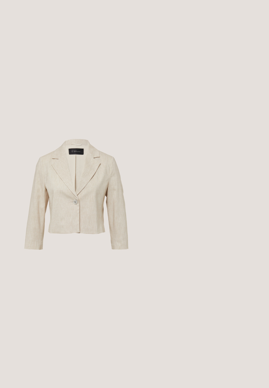Beige verkürzter Blazer mit Reverskragen, einem Knopfverschluss, strukturiertem Stoff und langen Ärmeln. Das Etikett trägt die Aufschrift "S. Oliver."; Kurzärmeliges cremefarbenes Stricktop mit offenem Rautenmuster und rundem Ausschnitt, ausgestattet mit gerippten Bündchen und Saum.; Helle beige Midi-Rock mit geradem Schnitt und einem mittigen vorderen Schlitz. Aus einem glatten Stoff mit einem verdeckten Reißverschluss auf der Rückseite gefertigt.; Beige Keil-Espadrille mit geschlossener Spitze, gesteppten Details und Schnürung um den Knöchel, aus Canvas-Material und mit mittlerer Absatzhöhe.; Geflochtener Strohtasche mit breiten weißen Ledergriffen und einer weißen Ledertasche vorne mit goldenen und silbernen Nieten.; Zarter Armband aus Goldkette mit einem zentralen Charme in Form eines vierblättrigen Kleeblatts und einem verstellbaren Verschluss mit einem kleinen Vogelanhänger.