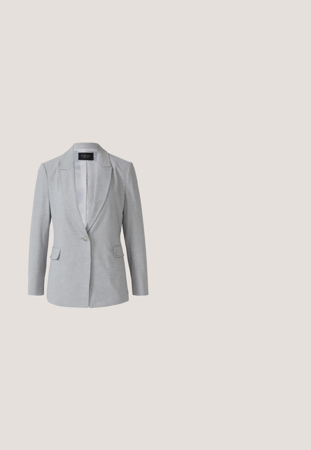 Lichtgrijze blazer van gestructureerde stof, met een enkele knoopsluiting, notch-revers en twee voorkanten met klepzakken.; Grijze coltrui met korte mouwen en een getailleerd silhouet. Gemaakt van een zachte, gebreide stof, met geribbelde boorden en zoomdetail.; Lichtgrijze uitlopende broek van een gladde stof, met een aansluitende taille en zijzakken, voorzien van een persnaad aan de voorkant voor extra structuur.; ESTRO Z NATURALNEGO ESTRO - Mocassins - beige; Lichtgrijze handtas met subtiel bloemenpatroon, zilveren logo, bovenhandvat, afneembare schouderriem en kwastaccent aan de zijkant.; Zilveren ketting met een delicate schakel, voorzien van kleine, afstandelijk geplaatste bolvormige accenten, en een veilige sluiting. Eenvoudig ontwerp en slanke vorm.
