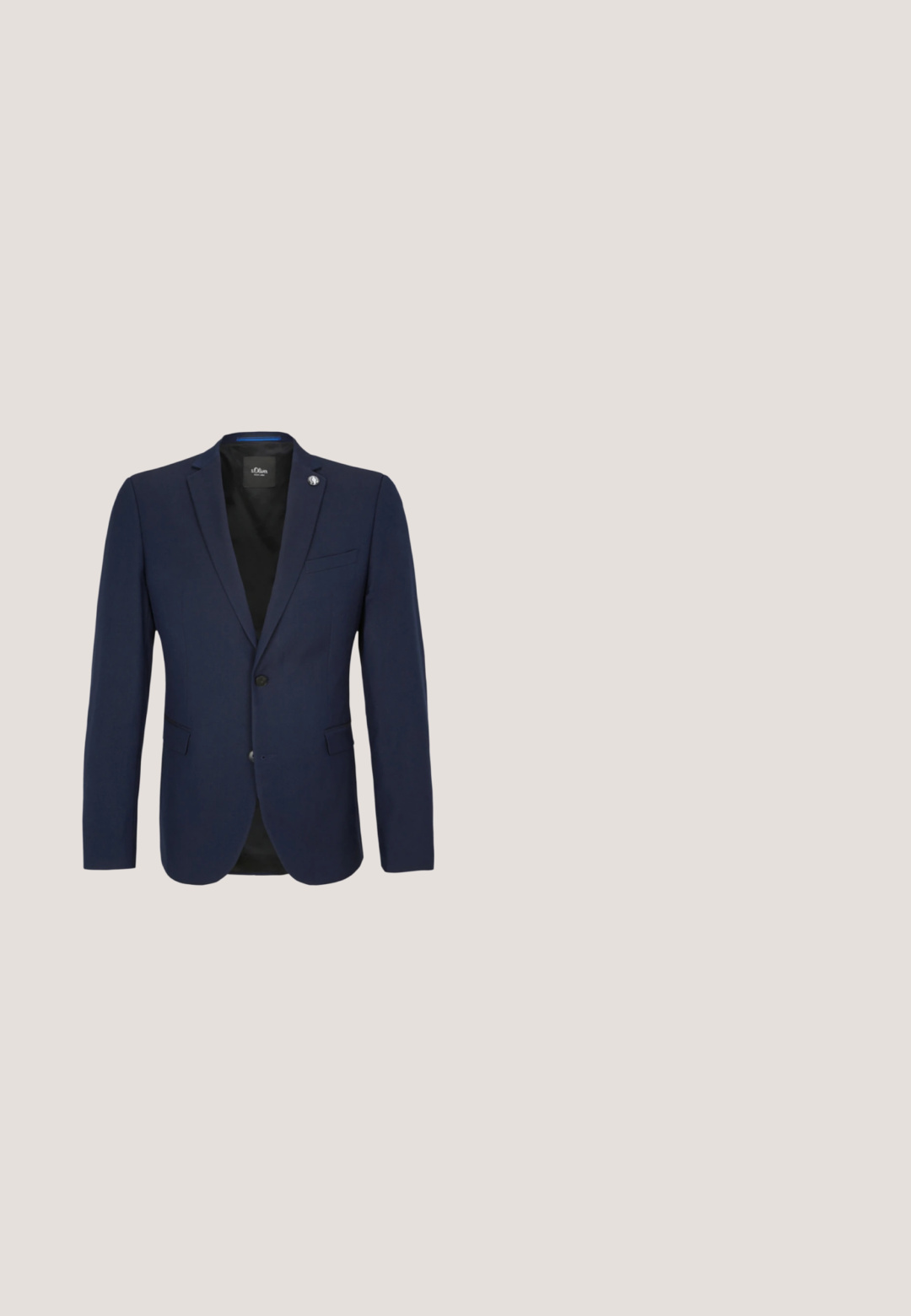 Blazer bleu marine en tissu lisse, design à un bouton, revers crantés, une poche poitrine et deux poches avant. Caractérisé par un accent métallique.; Eterna DYNAMIC COTTON ™ HEMD - MODERN FIT - Chemise - blau; Pantalon bleu marine en tissu lisse, avec une coupe droite, une fermeture à bouton et des passants de ceinture. Design minimaliste sans motifs.; Baskets en cuir bleu marine avec une finition lisse, semelle en caoutchouc blanc plat, bout arrondi et six lacets bleu marine passés à travers des œillets ronds.; Cravate fine en soie bleu marine foncé posée à plat avec une extrémité légèrement inclinée sur un fond blanc.; Ceinture tressée marine avec un accent en cuir marron et une boucle en métal argenté. Matériau texturé pour une flexibilité et un confort optimaux.