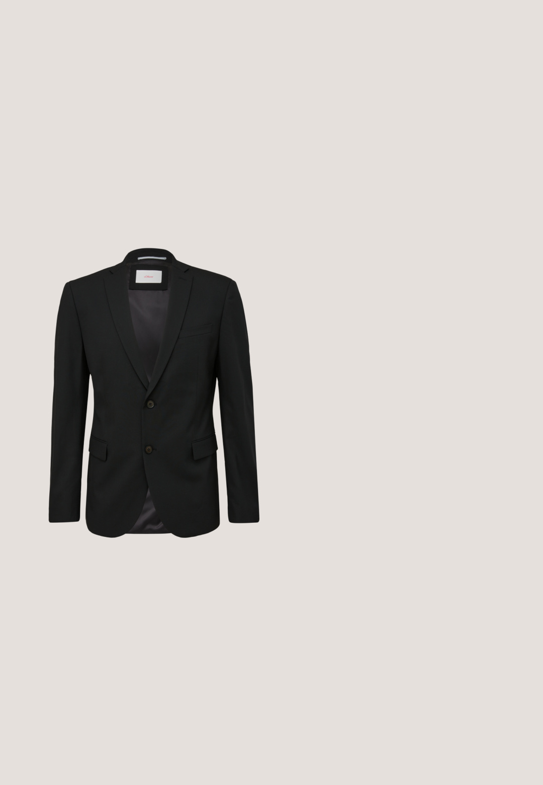 Schwarzer Blazer aus glattem Stoff, mit Revers, zwei Knöpfen und zwei vorderen Taschen. Das Innenfutter ist in einer kontrastierenden Farbe gehalten.; Schwarze Langarm-Hemdbluse aus gewebtem Stoff, ausgestattet mit einem klassischen Kragen, geradem Saum und schwarzen Knöpfen an der Vorderseite.; Schwarze, maßgeschneiderte Hosen aus glattem Stoff, mit flachem Bund, einreihiger Knopfverschluss und geraden Beinen ohne sichtbare Muster.; Schwarze Leder-Oxfords mit abgerundeter Zehe, glatter Oberfläche, drei Ösen-Schnürung und niedrigem, eckigem Absatz. Detaillierte Nähte an den Seiten.; Schwarze vorgebundene Stofffliege mit verstellbarem Band auf weißem Hintergrund.; Schwarzer Gürtel aus strukturiertem Leder mit einer quadratischen silbernen Metallschnalle, zusammengerollt mit einer zusätzlichen Lederschlaufe vor weißem Hintergrund.