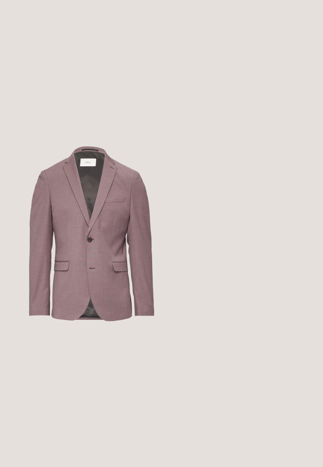 Blazer aus sanftem Mauve-Stoff, mit einem einzelnen Knopf, Reverskragen, zwei vorderen Taschen und einem kontrastierenden Innenfutter.; Langarmhemd in hellem Mauve, taillierte Passform, gewebte Textur, gestärkter Kragen und Frontleiste mit weißen Knöpfen.; Braune maßgeschneiderte Hose mit flachem Frontdesign, Gürtelschlaufen und einem einzigen Knopfverschluss. Hergestellt aus einem glatten Stoff mit geradem Bein.; Brauner Lederschuh mit Schnürsenkeln, der auf einem strukturierten blauen Teppich liegt, vor einem verschwommenen grauen Sofa im Hintergrund.; Zwei Enden einer strukturierten pinkfarbenen Krawatte mit schwarzem Stofffutter und Nähschlaufen auf neutralem Hintergrund.; Brauner Ledergürtel, zusammengerollt, mit einer silbernen Metallschnalle und einer Metallspitze auf weißem Hintergrund.