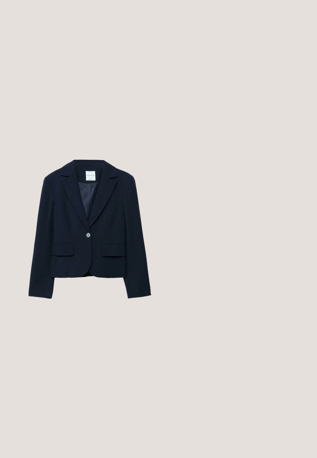 Veste courte bleu marine en tissu doux. Dotée d'un col à revers, d'une fermeture à un bouton et de deux poches avant. Doublure intérieure lisse.; Blouse blanche à manches courtes avec fines rayures verticales bleues, boutonnée devant et détail froncé sous le col.; Pantalon bleu clair ajusté avec passants de ceinture, poches latérales et plis sur le devant.; Chaussure slingback à bout pointu en matériau glossy bleu clair, avec un talon géométrique bloc et un design sur le côté ouvert pour une meilleure respirabilité.; Tory Burch Lunettes de soleil - warm ivory; Sac à main rectangulaire en cuir bleu clair avec double anses, bandoulière amovible et petite étiquette en cuir avec accessoires en métal doré.
