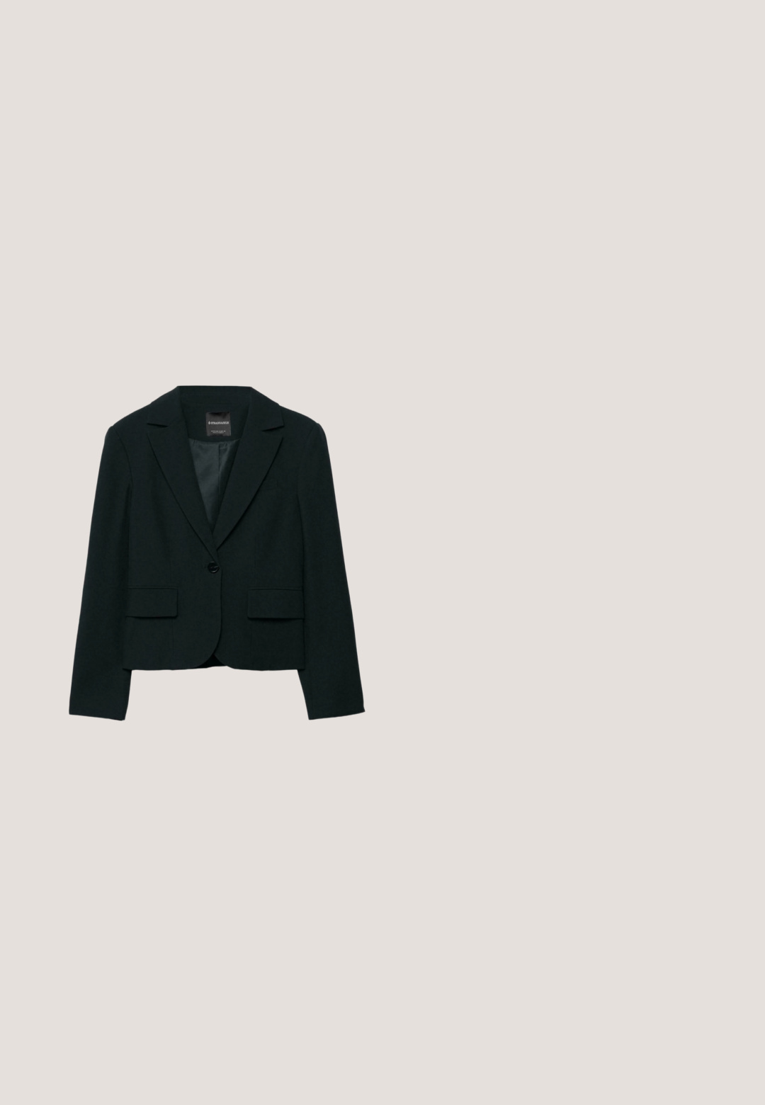 Sort, skræddersyet blazer med hakkede revers, to forlommer, lukning med én knap og glat inderfor. Struktureret design, formelt udseende.; Brun satin camisole med V-udskæring, tynde justerbare stropper og en bindelukning bagpå. Glat tekstur og tætsiddende design.; Sort mini skirt lavet af glat syntetisk materiale, med rynket detaljer på den ene side og en tætsiddende silhuet.; Sort mesh spids slingback-sko med kitten-hæl og justerbar ankelremspænd på hvid baggrund.; Sorte rektangulære briller med klare linser, der har afrundede kanter og sideaccenter, med en blank finish på stellet og arme.; Sorte læderhåndtaske med en struktureret form, der har et cirkulært håndtag i toppen og en aftagelig skulderrem for alsidige bære muligheder.