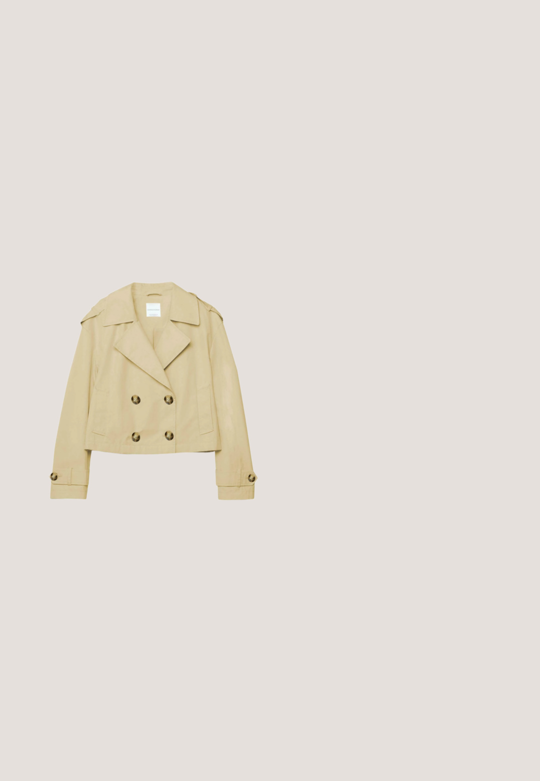 Trench-coat beige court avec fermeture à double boutonnage, larges revers, épaulettes et poignets à boutons.; Robe sans manches de couleur crème avec un décolleté carré et des détails à volants sur les épaules, présentant un bustier ajusté et une jupe évasée.; Pompe slingback en cuir suédé noir avec un bout pointu, un talon aiguille de 4 cm et un design à découpe sur les côtés pour une silhouette élégante.; Lunettes de soleil rectangulaires noires avec des verres dégradés foncés. Monture en plastique lisse, arborant un logo discret sur le côté, design angulaire.; Sac fourre-tout tissé beige avec garniture et poignées en cuir noir, ornée d'une plaque avec le logo Valentino au centre supérieur.; Collier en chaîne dorée avec de petites perles rondes et un design délicat. Il dispose d'un fermoir avec une chaîne réglable pour varier la longueur.