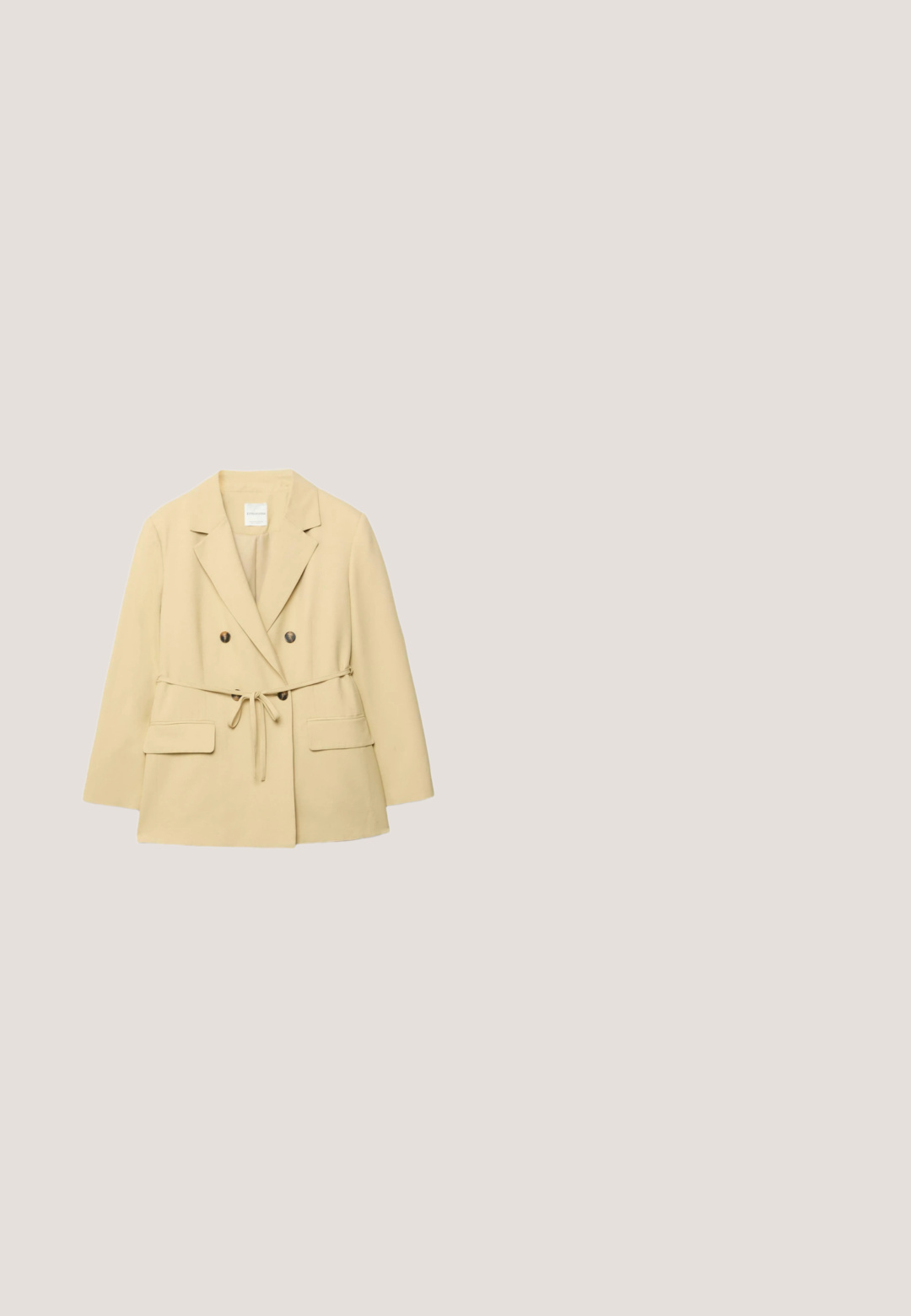 Blazer beige à double boutonnage avec revers crantés, deux poches à rabat à l'avant, détails de boutons, et ceinture à nouer à la taille.; Combinaison blanche bustier à jambes larges avec un liseré noir le long du haut et des coutures cintrées sur le corsage.; Sandale beige en cuir verni avec un talon kitten pointu et une semelle fine, vue de côté sur fond blanc.; Lunettes de soleil en métal doré avec une forme géométrique en œil de chat, présentant des motifs découpés complexes sur les branches et des verres dégradés marron.; Sac cabas tissé crème avec larges bretelles et détail de logo ovale doré à l'avant.; Emporio Armani SENTIMENTAL - Bracelet - gold-coloured