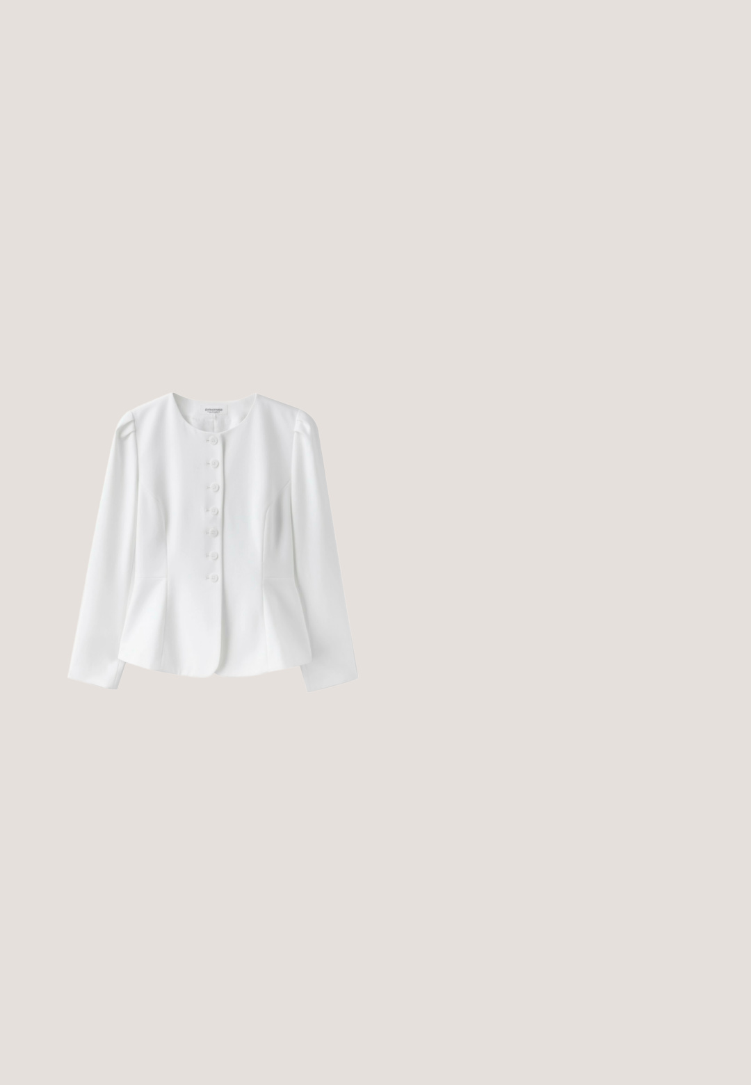 Blazer blanc pour femmes sur mesure avec encolure ronde, manches longues et sept boutons devant pour la fermeture.; Body blanc sans manches avec fines bretelles et pois noirs, avec boutons-pression à l’entrejambe pour la fermeture.; Pantalon blanc à jambes larges et taille haute, avec plis, poches latérales, passants pour ceinture et fermeture par bouton à la taille.; Chaussure à talon kitten à bride arrière en dentelle blanche, avec bout pointu et petit nœud décoratif à l'avant.; Sac à main en cuir blanc au design structuré, avec une anse supérieure et un fermoir en ton doré. Texture lisse et accents minimalistes.; Collier chaîne en or avec des petites breloques en forme de feuille en or alternées et des perles blanches ovales suspendues espacées uniformément le long de la chaîne.