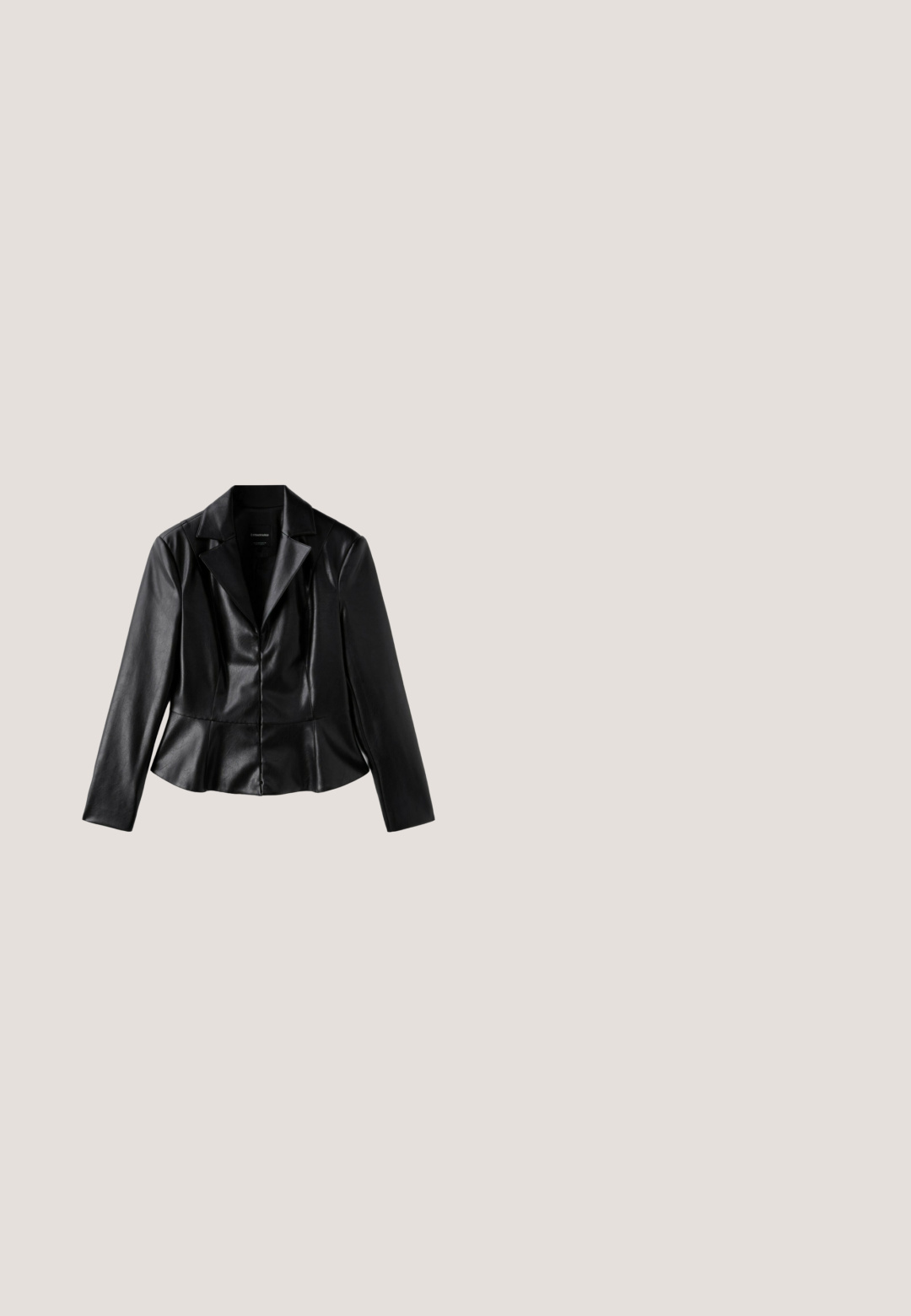 Veste noire en simili cuir à manches longues, coupe ajustée et large col à revers, présentée sur fond blanc uni.; Bralette noire et brillante avec des fines bretelles réglables, présentant un décolleté en V, une texture lisse et un léger plissé au niveau de la poitrine pour la forme.; Pantalons en cuir noir avec une texture lisse, design à jambe fuselée, taille élastique et détails de couture à l'avant. Adaptés pour un port décontracté ou formel.; Bottine métallique argentée avec un bout pointu et un talon fin. Présente un ajustement snug et une texture lisse et brillante. Accent de couture en haut.; Sac à main en métal argenté de forme courbée, avec fermeture zippée et une bandoulière. Présente le logo "CK" en relief à l'avant.; Collier en chaîne multibrins argenté avec un détail central en forme de nœud et une extension de fermoir réglable sur un fond clair uni.