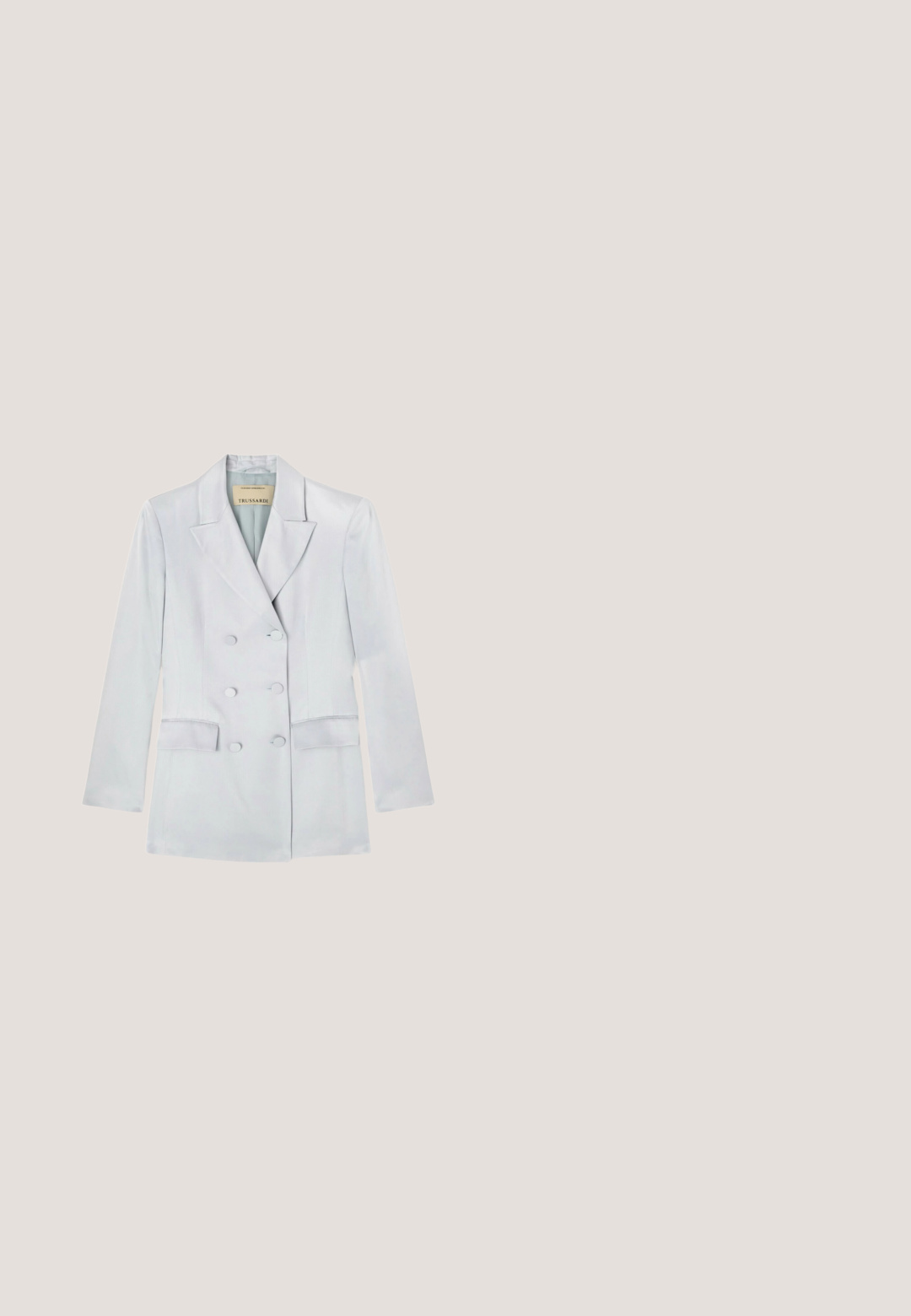 Lichtgrijze dubbelgeknoopte blazer met zes knopen, brede revers, lange mouwen en twee voorzakken met klep.; Lichtblauwe mouwloze top bedekt met glanzende pailletten, met een ronde halslijn en een zacht stoffen label aan de binnenkant van de kraag.; Lichtblauwe broek met rechte pijpen, voorvouw, tailleband en verborgen voorzijde sluiting, plat gelegd op een witte achtergrond.; Zilverkleurige metallic slingback schoen met een spitse neus, versiering op de vamp en een lage kittenhak. Glad, reflecterend oppervlak.; Virginia Rhinè Schoudertas - silver; Zilveren en gouden choker halsketting met twee dunne bandjes, één effen goud en één goud met kleine heldere steentjes, verstelbare ketting sluiting.