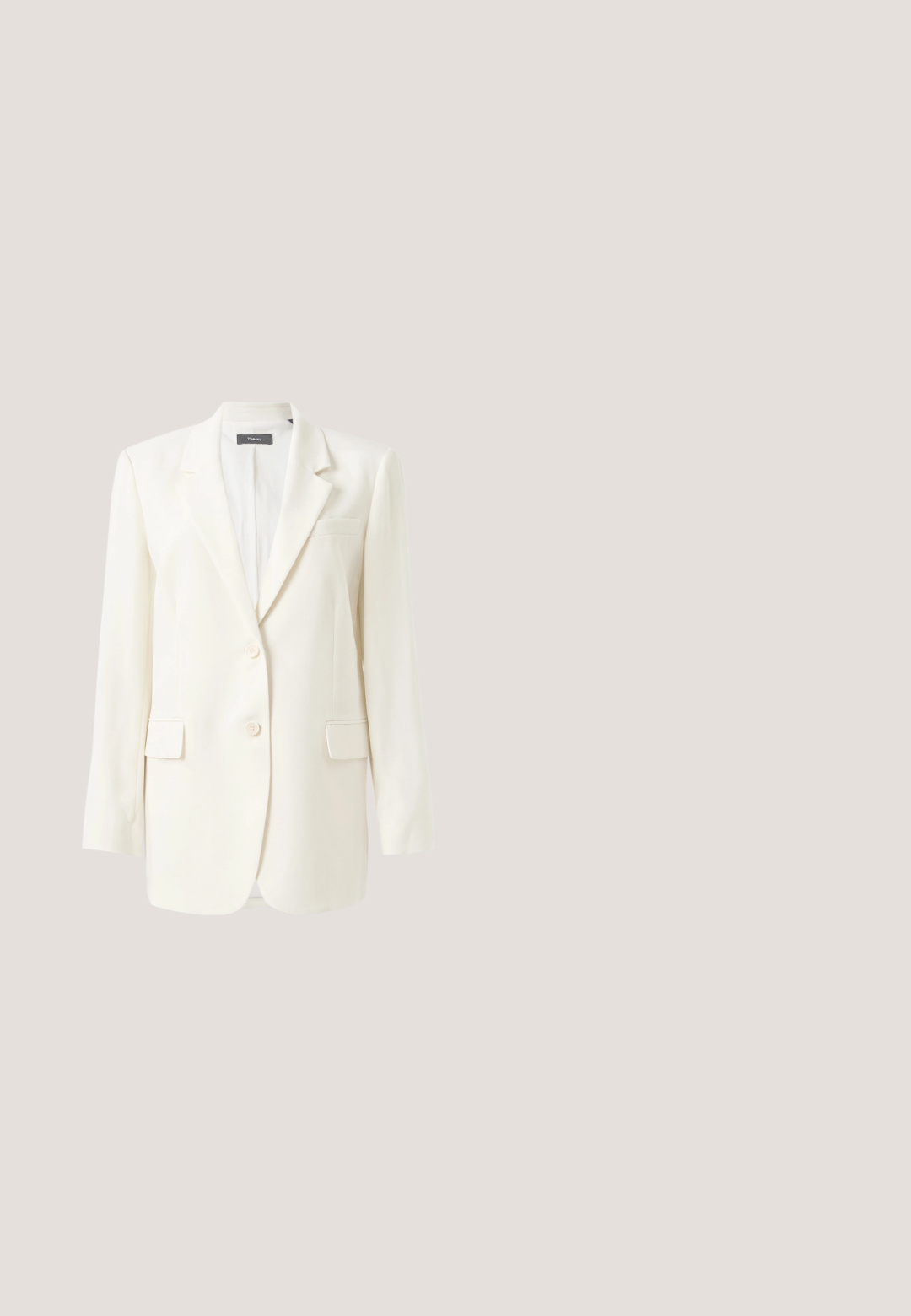 Blazer blanc sur mesure avec un col cranté, deux poches avant, fermeture par bouton et tissu texturé. Coupe classique avec des manches longues.; Haut noir sans manches avec épaules rembourrées et ourlet élastique, présenté à plat sur un fond blanc.; Pantalon noir taille haute à jambes larges avec une ceinture en tissu nouée en nœud à la taille, présenté sur un fond uni.; Escarpin en cuir noir avec un capuchon de pied brillant et un talon épais. Texture lisse et design arrondi avec une ouverture subtile à l'avant.; Lunettes de soleil avec gradient marron et grandes lentilles carrées. La monture présente une couleur marron foncé brillante, des accents dorés et des branches fines.; Sac bandoulière en cuir marron avec forme courbée, bandoulière réglable et logo de marque embossé doré minimaliste sur le devant, sur fond uni.