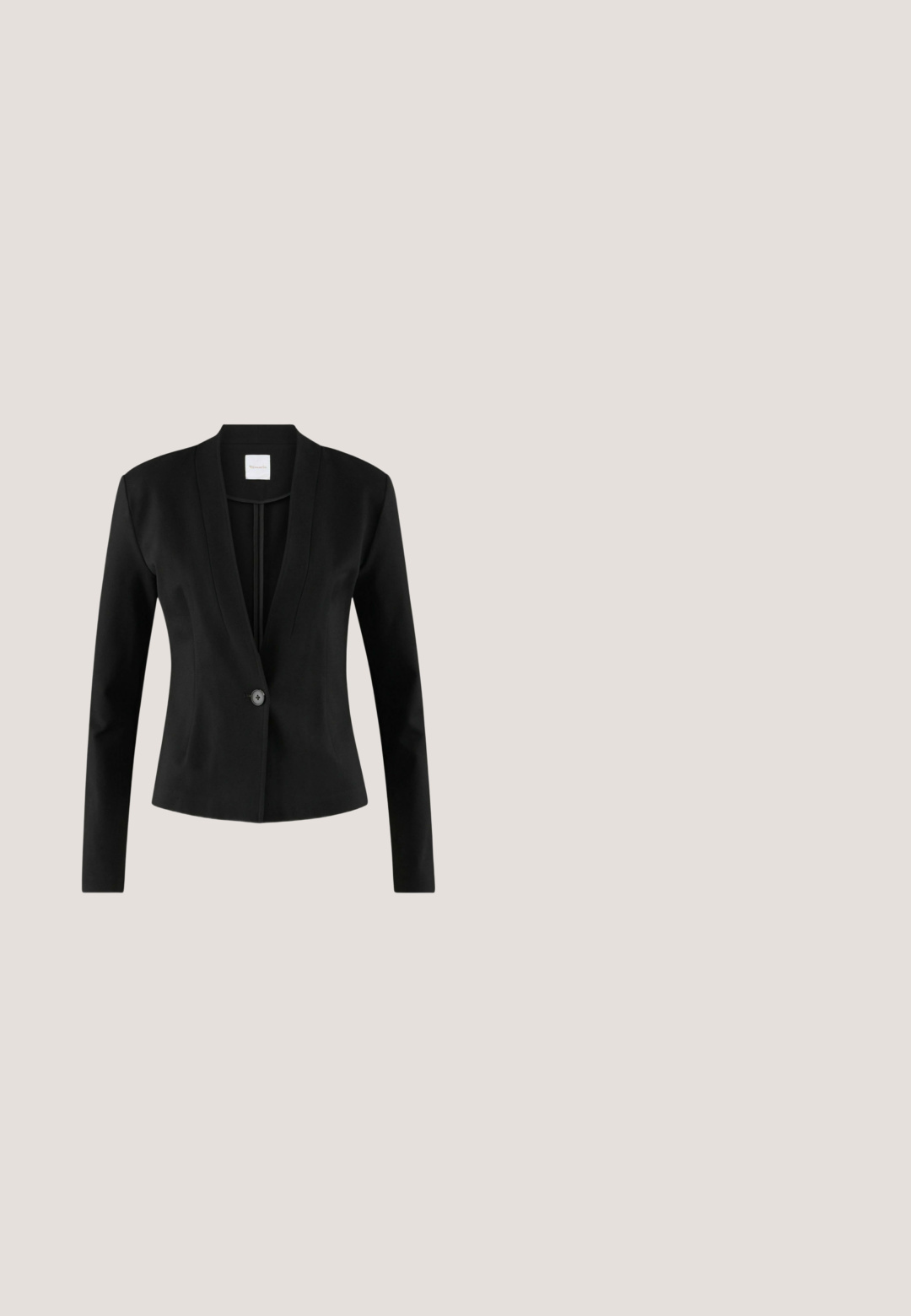 Zwarte gestructureerde blazer met lange mouwen, ingesneden revers, enkele knoopsluiting en voorste naden. Glad stoftextuur, een getailleerd ontwerp.; Donkergrijze T-shirt met korte mouwen, met een gestructureerd, versleten ontwerp met oneffen randen en rafelige accenten. Ronde halslijn, relaxte pasvorm.; Zwarte high-waist rechte jeans met metalen knoop, voorzakken en kleine zilveren studs langs de buitenste zijnaad.; Zwarte leren slingback pump met een puntige neus en blokhak, zijaanzicht op een witte achtergrond.; Zwarte zonnebril met een vierkant montuur, gradient glazen en subtiele gouden accenten op de pootjes. Gladde kunststof met een glanzende afwerking.; Zwarte leren handtas met een gestructureerde vorm, een enkele schouderband en een flap sluiten aan de voorkant met een gouden accent.