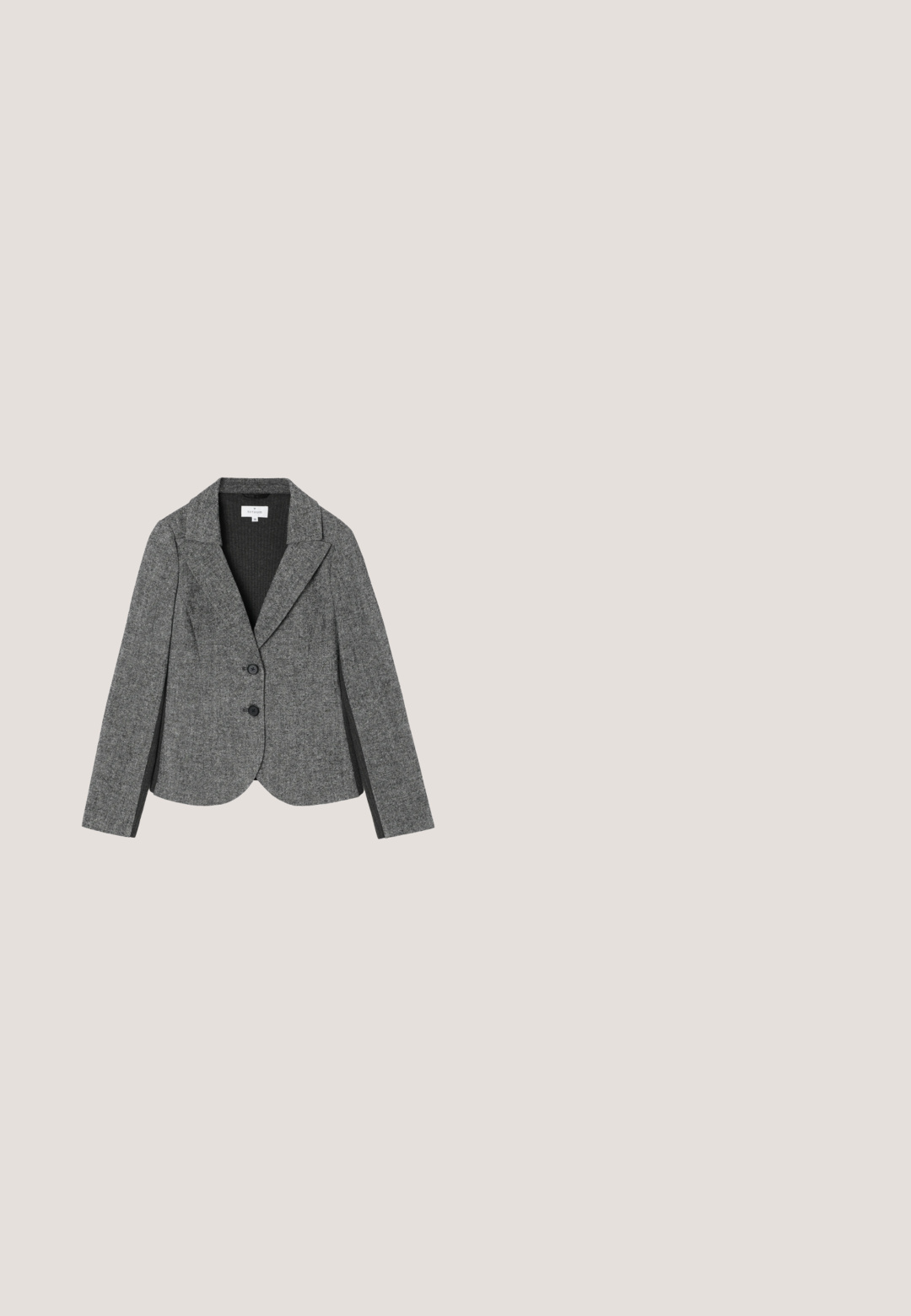 Blazer de mezcla de lana gris con solapa de muesca, dos botones negros y una silueta ajustada con laterales y un interior texturizado.; Suéter gris de punto acanalado de manga corta con cuello redondeado y patrón texturizado. Tejido suave y silueta ajustada. Etiqueta con la talla.; Pantalones gris con pliegues que presentan un patrón de pata de gallo, bolsillos laterales y bajos con dobladillo, confeccionados en una tela suave y texturada.; Zapatilla de ante gris con un suave forro de piel de ova gris claro. Diseño de punta cerrada y suela flexible y texturizada para mayor agarre.; Bolso gris de ante con asa trenzada, herrajes dorados y correa de hombro desmontable sobre fondo blanco.; Pendientes de aro plateados con la palabra "Perfecto" escrita con pedrería dentro de cada aro sobre un fondo blanco.