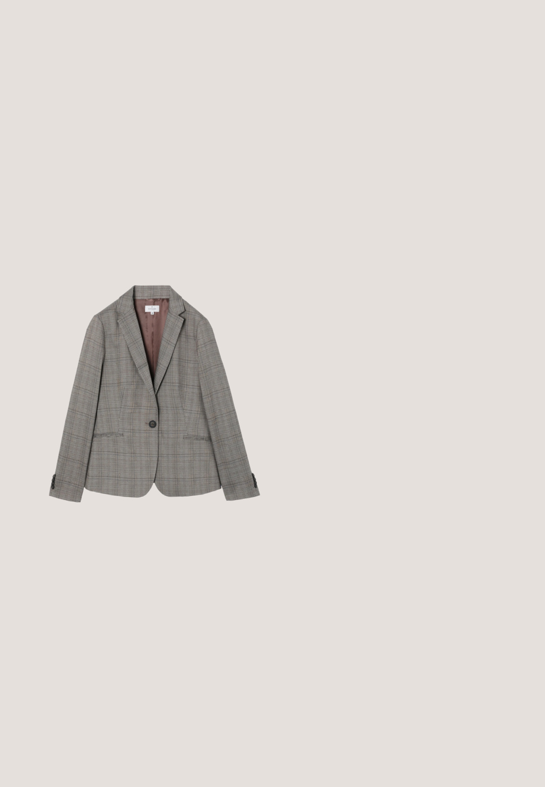 Geruite blazer in grijstinten, met een getailleerde pasvorm, met een reverskraag, twee voorzakken en een enkele knoopsluiting. Voering van een effen beige stof.; Beige top met een V-hals en korte mouwen. Lichtgewicht, textuurstof met centrale plooidetails. Eenvoudig, ontspannen ontwerp.; Beige broek gemaakt van zachte stof met een ontspannen pasvorm, voorzien van een knoopsluiting, elastische tailleband en twee zijzakken.; Beige slingback ballerina's van zacht suède, met een slanke, puntige neus, decoratieve gouden metalen accenten en een minimalistisch ontwerp.; Beige draagtas gemaakt van textuur kunstleer, met dubbele handgrepen en gouden hardware accenten. Het ontwerp heeft een gesplitst voorkantdetail.; Gouden haarclip met klauw, gebogen vorm, gladde textuur, voorzien van een sluiting en gelijkmatig verdeelde tanden voor grip.