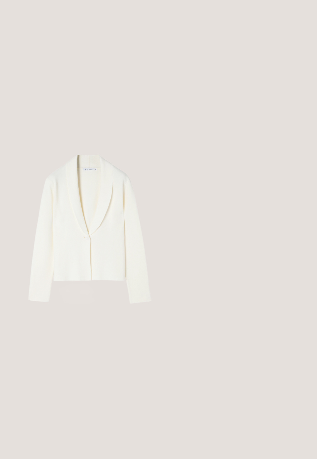 Cardigan court blanc en tissu doux, doté d'un col châle, de manches longues et d'une fermeture à un bouton sur le devant.; Haut sans manches blanc avec un col montant, en tissu doux, présentant des détails froncés au niveau du col et une fermeture éclair dissimulée à l'arrière.; Pantalons larges de couleur crème claire. Fabriqués dans un tissu doux et lisse au design ajusté. Comprend des poches latérales et une fermeture dissimulée.; Une chaussure à talon haut couleur crème posée sur un canapé en cuir argenté brillant matelassé.; Sac bandoulière en cuir beige avec sangle réglable et motif géométrique cousu, structure souple et décontractée, sur fond blanc.; Boucles d'oreilles en fil d'or avec de grandes perles blanches et de petits charms rectangulaires dorés sur des chaînes fines, présentées sur un fond blanc.