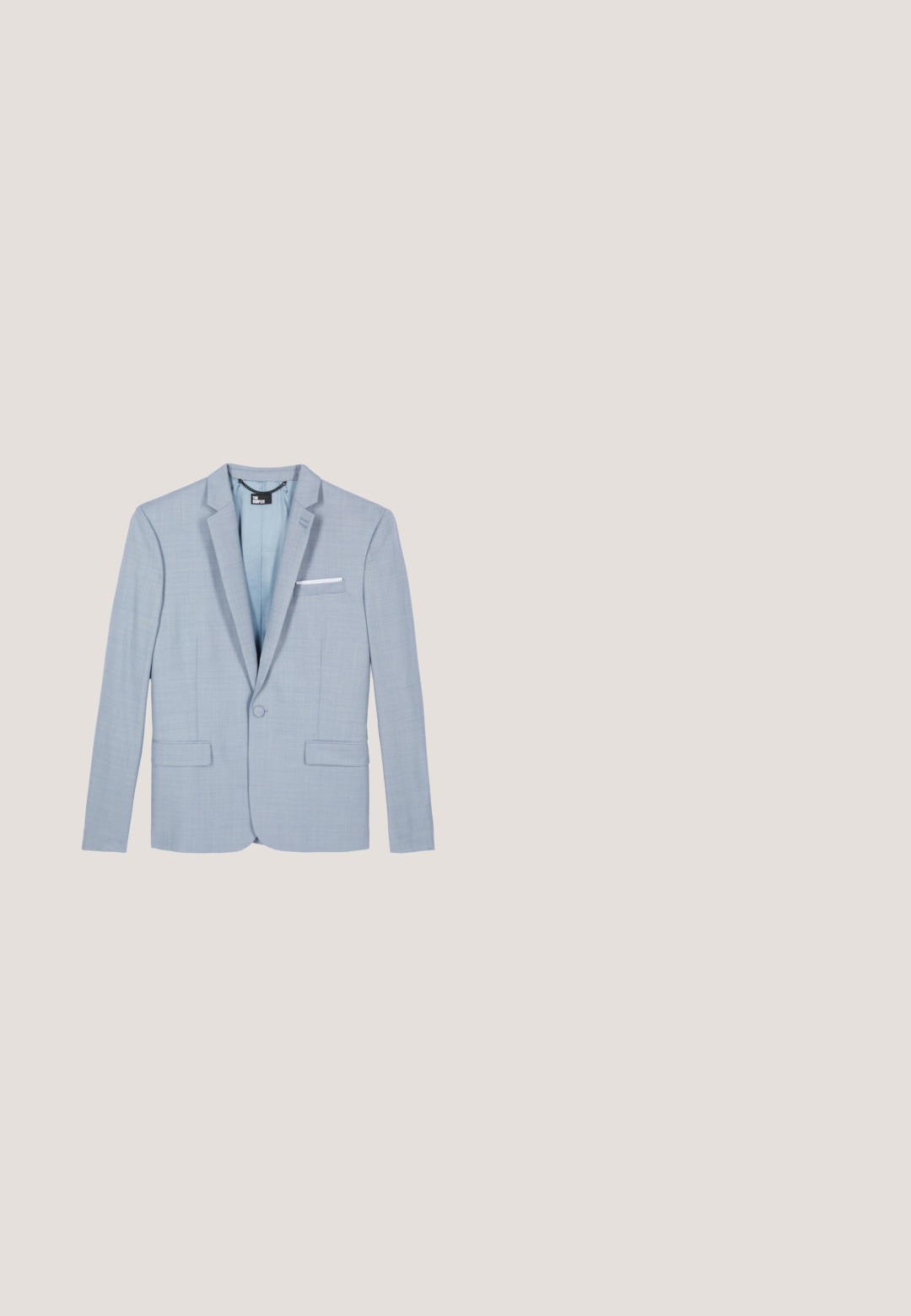 Lichtblauwe blazer van gestructureerde stof, met twee voorkruiken, een enkele knoopsluiting en een witte zakdoek.; Lichtblauw overhemd met lange mouwen, spitse kraag en witte knopen, voorkant zichtbaar tegen een witte achtergrond.; Grijze op maat gemaakte broeken met een gladde textuur, rechte pijpen, sluiting met één knop en voorzakken. Geen zichtbare patronen of accenten.; Zwarte loafers met een gladde stoffen bovenkant, puntige neus en decoratieve franjes. Beschikt over een lage, ronde hak en een minimalistisch ontwerp.; Blauwe stropdas met lichtblauw en wit paisleypatroon, plat gelegd op een witte achtergrond.; Zwarte leren riem met een zilveren metalen gesp, met een gladde afwerking en een klassiek ontwerp. De riem is netjes opgevouwen.