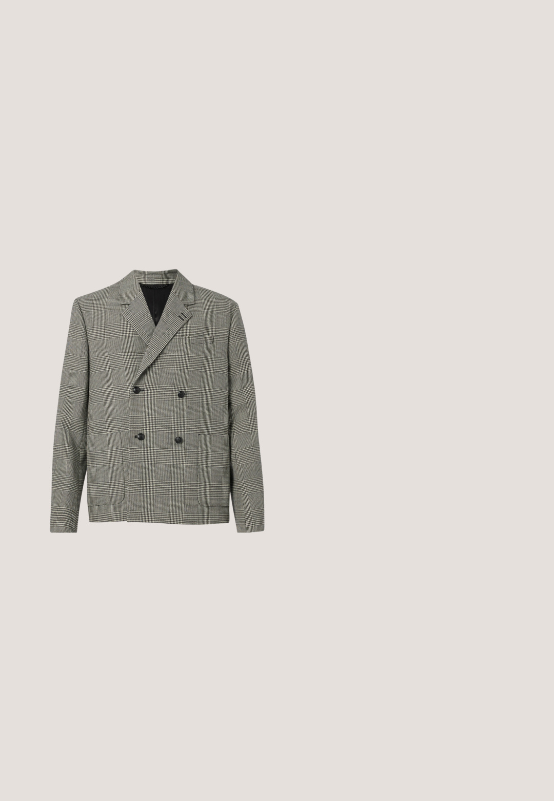 Dobbeltbrystet blazer i sort-hvidt ternet mønster, med en slagkrave, to frontlommer og sorte knapdetaljer.; Hvid skjorte med knapper lavet af glat stof med klassisk krave, lange ærmer og rundet kant. Har beige knapper foran.; Marineblå bukser med subtile hvide nålestriber, bæltestropper og en lynlåslukning foran, vist mod en ensfarvet hvid baggrund.; Sort læder loafer med rund tå, diskret syning, og lav hæl, der har en glat tekstur og minimalistisk design.; Slank, lysegrå stofslips med subtil diagonal tekstur, vist mod en ensfarvet hvid baggrund.; Sort læderbælte snoet med sølvrektangulært metalklips på en ensfarvet lys baggrund.