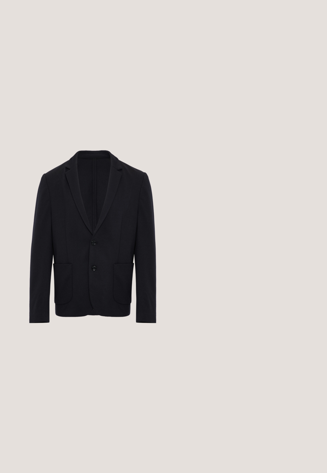 Marineblazer lavet af glat stof, med to forlommer, slå-om-kraver og to-knap lukning. Klassisk design med skræddersyet pasform.; Mørkeblå knap-jo shirt lavet af bomuld. Har en brystlomme, knap-ned krave, lange ærmer og hvide knapper. Glat tekstur.; Mørkeblå bomulds chinos med lige pasform, to forlommer og diskret syningsdetalje, med en talje, der har en knaplukning.; Mørkeblå mokkasinsko i ruskind med kvaster, detaljerede syninger og en tyk hvid gummisål, vist fra siden på en hvid baggrund.; Sort rektangulær toilettaske med frontlomme med lynlås, sidehåndtag, diskret krydsstruktur og lille gyldent Valentino-logo foran.; Sort flettet læderbælte rullet sammen med sølv metal spænde og syet læderende på lys baggrund.