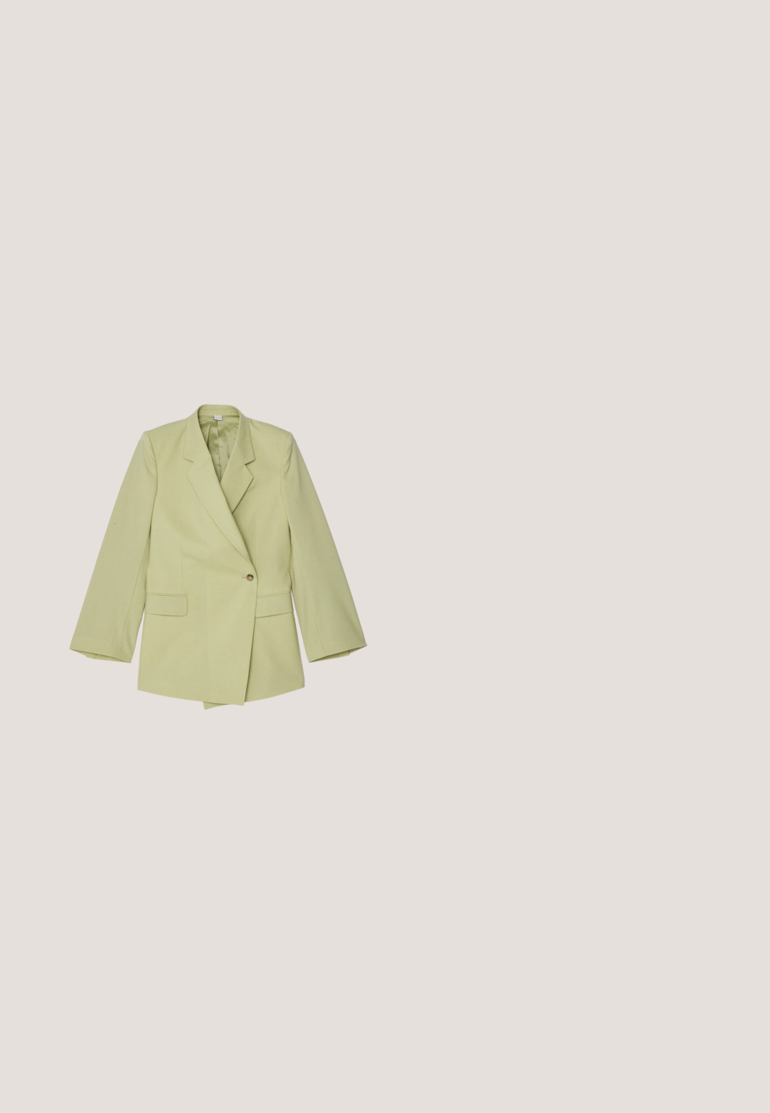Blazer vert clair avec un design à double boutonnage, revers crantés, fermeture à un bouton, et deux poches avant. Texture de tissu lisse.; Robe blanche sans bretelles avec un corsage ajusté et une jupe évasée, présentée à plat sur un fond neutre.; Résumé RAYLEE PANT - Pantalon classique - bronze green; Mule à talon ouvert vert citron avec dessus en cuir tressé et talon bloc de hauteur moyenne sur fond uni.; Sac fourre-tout tissé vert et blanc avec une forme rectangulaire structurée, une finition texturée et deux poignées solides. Présente une étiquette de logo sur le côté.; Boucles d'oreilles en or avec un charme hexagonal vert pendent de chaque côté, présentant une texture lisse et une finition polie.