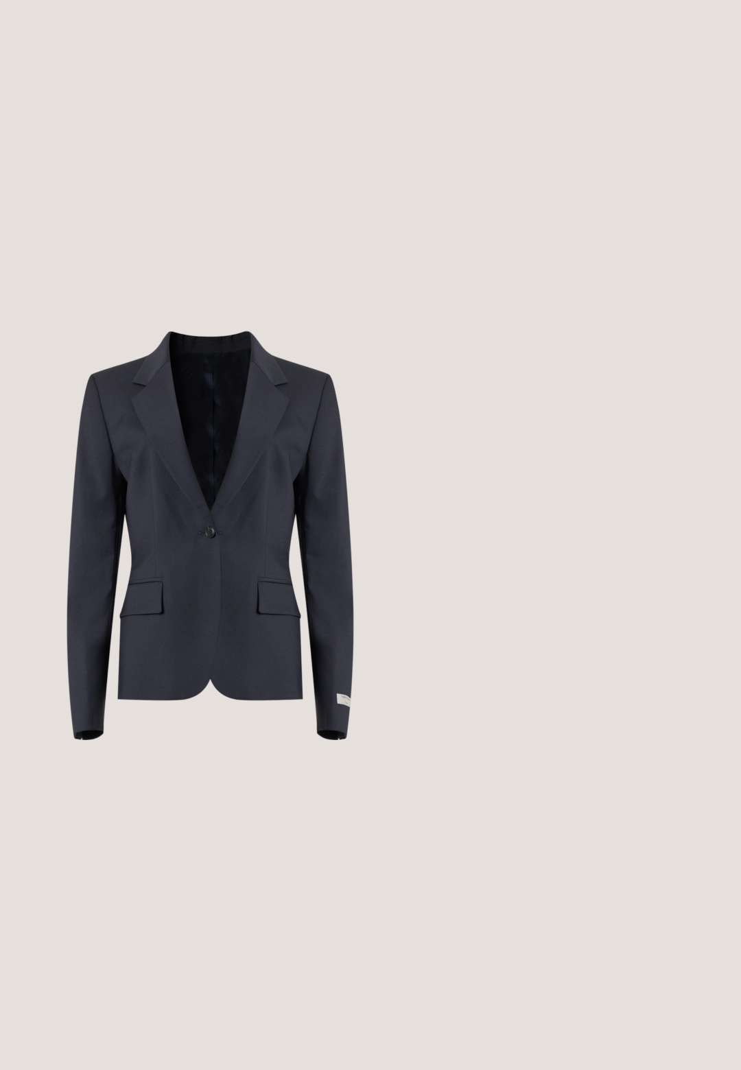 Sort enkelt-knaps blazer med hakkede revers, to forlommelommer med klap og lange ærmer på en ensfarvet lys baggrund.; Langærmet bluse i off-white silke. Har en rund halsudskæring, bløde plisseringer ved skuldrene og knaplukninger ved ærmerne. Glat tekstur og minimalistisk design.; Person iført højtaljede grå strukturerede bukser med frontfolder og en sort top, vist fra siden mod en ensfarvet baggrund.; Sorte læder loafers med en glat overflade, der har en syet detalje langs forkanten og en lav, firkantet hæl.; Sort lædernettaske med tekstureret overflade, dobbelte håndtag og snøredetaljer. Enkelt design med logo ved bunden.; Guld rektangulært armbåndsur med kædet metalrem, hvid urskive, uden tal, og gule time- og minutviser ved 2:10.