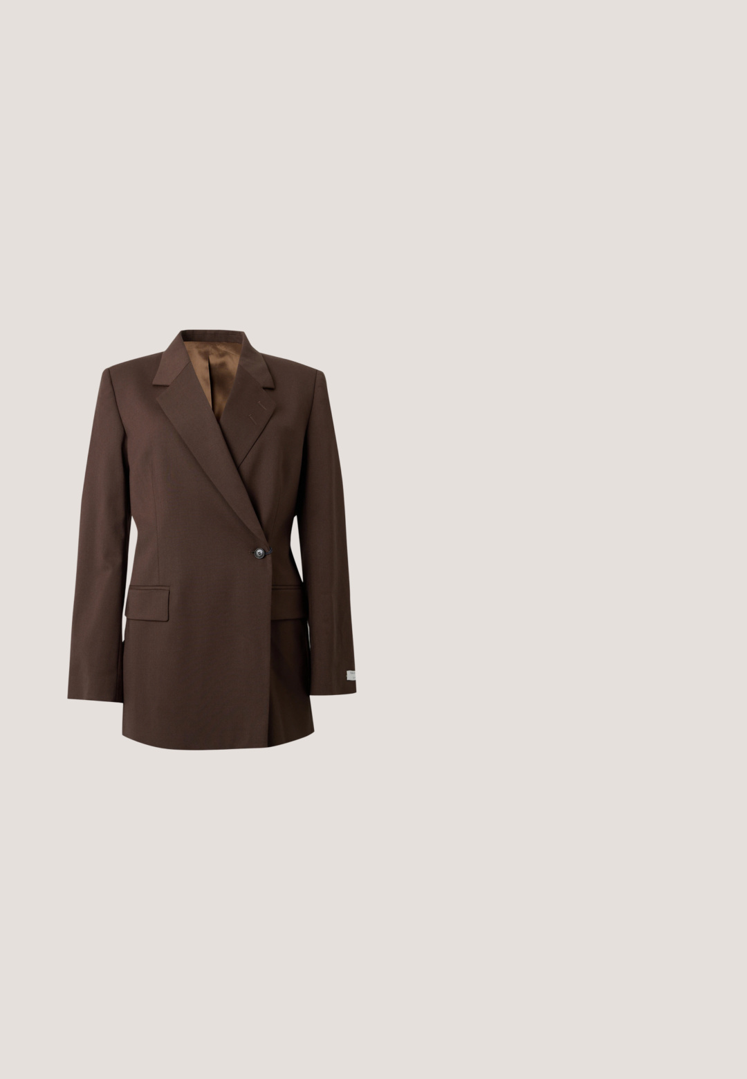 Blazer ajusté marron foncé à un seul bouton avec revers crantés, poches avant à rabat et manches longues sur un fond clair.; Blouse marron foncé à manches courtes avec revers roulés, un col et une patte de boutonnage à trois boutons, posée à plat sur un fond blanc.; Pantalon à jambes larges couleur bordeaux profond avec une taille haute et un devant épuré, présenté sur un fond clair uni.; Escarpin en cuir marron foncé à bout pointu avec petit talon incurvé sur fond blanc.; Sac à main en daim marron foncé avec de longues poignées arrondies et un corps rectangulaire légèrement effilé sur un fond blanc uni.; Paire de boucles d'oreilles fines en or en forme de créoles avec une petite indentation courbée sur chaque cercle, présentées sur un fond clair uni.