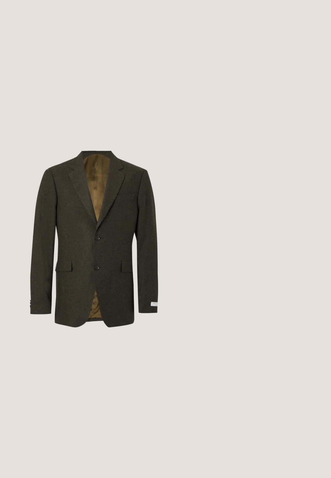 Mørkegrøn herreblazer med to frontknapper, notch revers, klaplommer og tan indvendig foer på hvid baggrund.; Stribet skjorte med knap i forskellige farver. Lange ærmer, klassisk krave og en glat tekstur.; Beige skræddersyede bukser lavet af tekstureret stof, med flad front, lige ben og en traditionel talje med bæltesløjfer.; Mørkebrunt ruskind Oxford-sko med hætte-tå, matchende snørebånd og lav stablet hæl på en ensfarvet lys grå baggrund.; Brunt firkantet silketørklæde med lille sort-hvidt geometrisk mønster og hvid kant, foldet på ensfarvet baggrund.; Brun læderbælte med en skinnende sølvmetal spænde, der har en glat struktur og overlapper accent nær spændet.