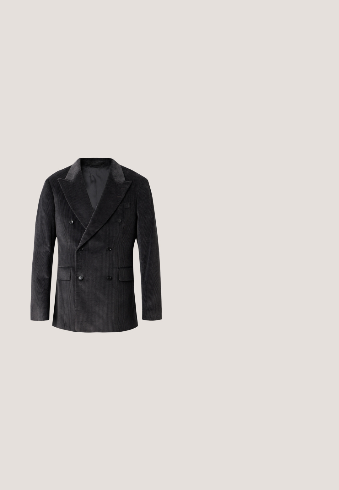 Zwarte double-breasted corduroy blazer met brede revers en twee voorzakken met klep op een effen lichte achtergrond.; Zwarte shirt met korte mouwen gemaakt van ademend materiaal, met ingewikkelde uitsnijdingen en een knoopsluiting aan de voorkant.; Zwarte broek van gladde stof, met een rechte pijp, geplooide voorkant en standaard tailleband met riemlussen.; Zwarte oxfordschoenen van lakleer met een gladde textuur, ronde neus en dunne veters. Voorzien van een gestapelde hak en minimale stikseldetails.; Zwarte leren aktetas met textuur op het voorpaneel, dubbele bovenhandvatten, afneembare schouderriem en klein zilver logo rechtsonder.; Zwarte riem met een glanzende afwerking, voorzien van een vierkante gesp met een wit logo. Het design is minimalistischer zonder aanvullende patronen of accenten.