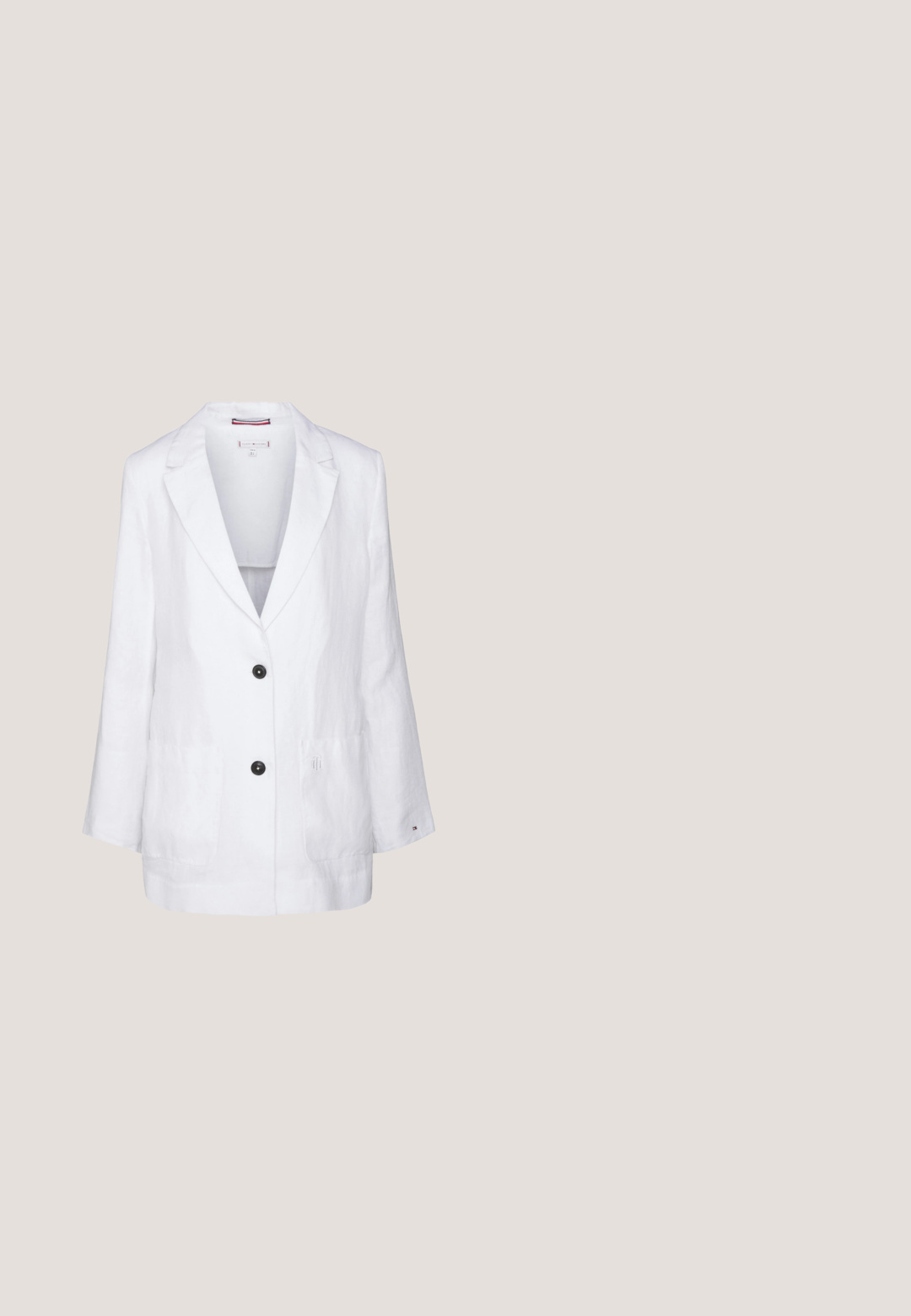 Tommy Hilfiger RELAXED - Blazer - white; Langærmet skjorte med sorte og hvide vandrette striber og V-hals krave, vist på en ensfarvet hvid baggrund.; Lys beige linnedbukser med vid ben design, der har forkørsler og sidelommer, som giver en tekstureret finish.; Loeffler Randall KAYLA - Espadrilles - natural; Silkeblåt tørklæde i diamantform med et blomsterprint i lysere blå nuancer og hvidt, kantet med en ensfarvet blå kant.; Beige vævet stråtaske med to lysebrune læderhåndtag og et diskret broderet monogram i midten foran.
