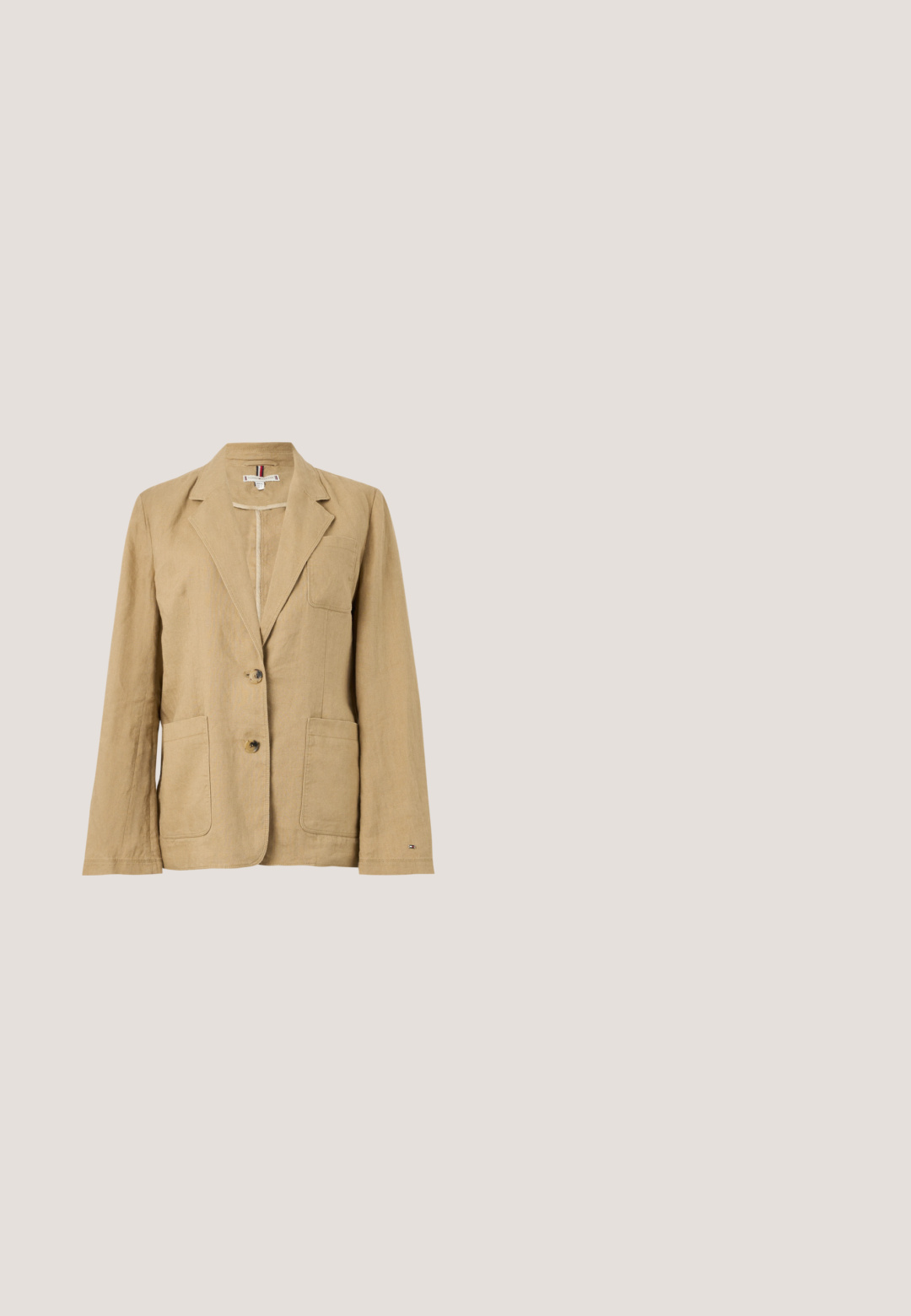 Béžový ľanový blazer s klopovým golierom, dvoma prednými vreckami a dvoma gombíkovými zapínaniami. Obsahuje jedno náprsné vrecko a viditeľné švíky.; Krátky rukáv, košeľa s golierom z krémovej látky s vertikálnymi námorníckymi pruhmi. Zapínanie na gombíky, skrátený strih a uvoľnený strih.; Krémsfarbené nohavice s priamym strihom, vysokým pásom, zapínaním na gombíky vpredu a bez viditeľných vreciek.; Hnedá plochá sandála s jedným širokým remienkom prechádzajúcim cez nohu a prstovou prepážkou, zobrazená z boku na bielom pozadí.; Pletená slamenná taška v tvare vedra so širokým dnom, úzkym vrchom a nastaviteľným hnedým koženým ramenným popruhom.; Zlaté kruhové náušnice s hladkým, zaobleným dizajnom, vybavené bezpečným pántovým uzatváraním a lesklým povrchom.