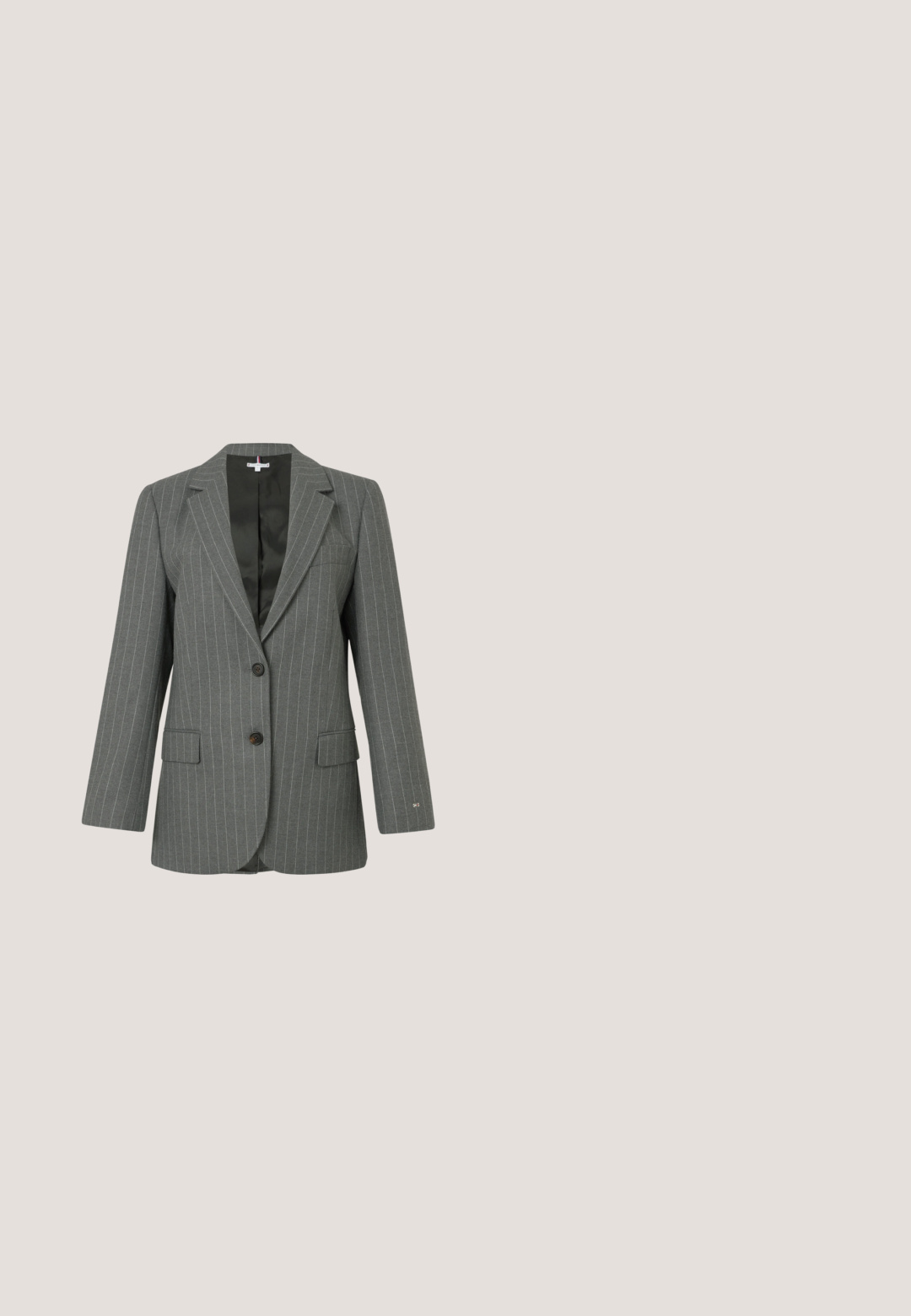 Grau gestreifter Blazer mit Reverskragen, zwei Knopfverschluss und zwei vorderen Taschen. Gefüttertes Innenfutter und leicht gepolsterte Schultern für Struktur.; AllSaints ANNA SNAKE TEE - T-Shirt print - black; Hellgraue Hosen mit weitem Bein, elastischem Bund und Kordelzug, Fronttaschen und einem dezenten strukturierten Stoff.; Schwarzer Leder-Damenslingback-Schuh mit spitzer Zehenpartie und dickem hohem Blockabsatz vor weißem Hintergrund.; Schwarze gewebte Lederschultertasche mit einem Riemen und kleinem goldenem "BOSS"-Logo vorne in der Mitte.; Silberne Tropfenohrringe mit glatten, runden, reflektierenden Oberflächen, die an Hakenverschlüssen hängen. Der Hintergrund ist reinweiß.