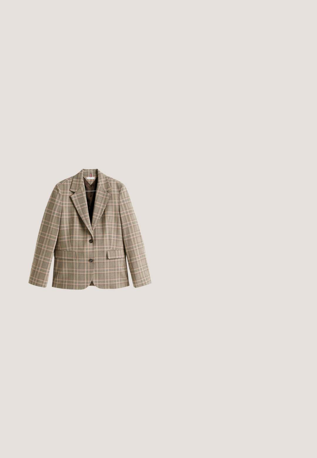 Rutete blazer i beige med brunt, rosa og grønt rutenettmønster. Har en krage med hakk, knappelukning og frontlommer.; FTC Cashmere Striktrøje - oatmeal; Plisseret midiskirt i lys beige satin med elastik i taljen og glat overflade, med lodrette striber der fremhæver designet.; Brune læder herresko med snørebånd, tekstureret slangeskinds mønster og mørk sål, vist i profil på hvid baggrund.; Gitter med 36 illustrerede taskedesigns med navne og en beige ramme, mærket "Coach Leatherware Spring 2026" nederst til højre.; Brun lædertaske med to håndtag, lynlåslomme foran og aftagelig skulderrem. Har guldfarvet hardware og tekstureret finish.