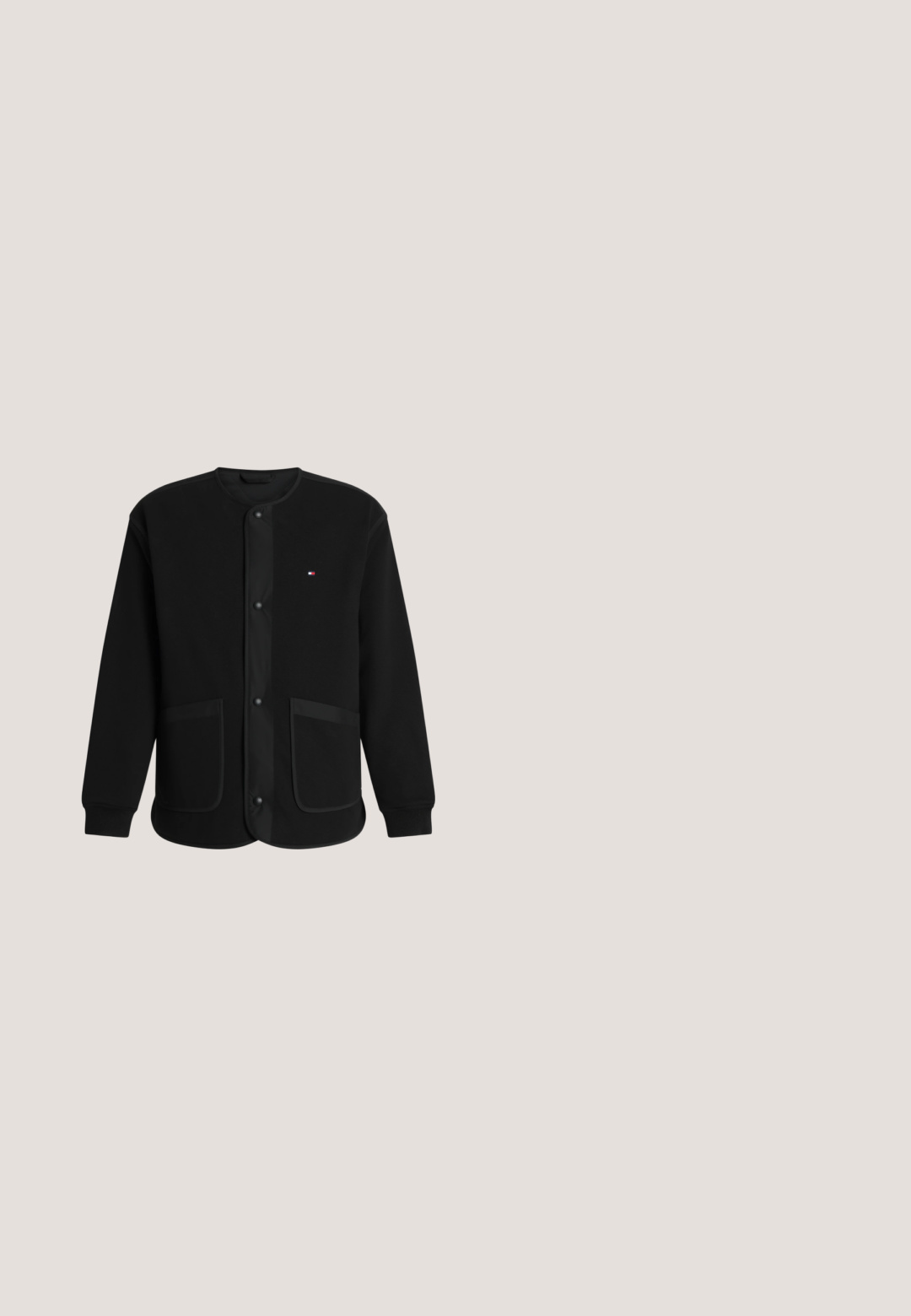 Schwarze langärmlige Jacke mit rundem Ausschnitt, vorderer Druckknopfleiste, zwei Fronttaschen und kleinem rechteckigem rot-weiß-blauem Logo auf der Brust.; Weißes T-Shirt mit kurzen Ärmeln, strukturiertem Muster, Rundhalsausschnitt und marineblau gestreiftem Besatz am Kragen. Leichter Stoff. Lässige Passform.; Langärmliges cremefarbenes Poloshirt mit navyfarbigem Kragen und kleinem Tommy Jeans Logo auf der Brust und innen am Kragen.; Schwarze Jeans aus Denim mit entspanntem Schnitt. Verfügt über einen Knopfverschluss, fünf Taschen und dezente Verwaschungen. Gerades Bein ohne Verzierungen.; Schwarze Leder Chelsea-Boots mit glatter Oberfläche, elastischen Seiteneinsätzen und einer Zugschnur. Mit einer robusten Gummisohle und minimaler Detailgestaltung.; Schwarze Crossbody-Tasche aus genarbtem Leder mit verstellbarem Riemen, Tommy Hilfiger-Logo und Metallflaggenemblem auf der Vorderseite.