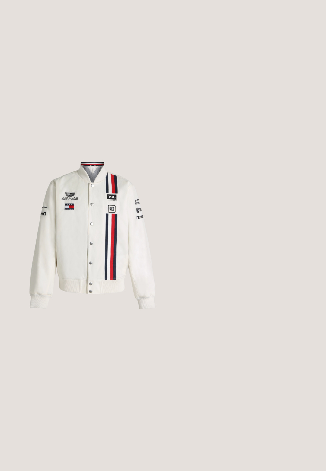 Weiße Rennjacke mit roten und marineblauen vertikalen Streifen, silbernen Druckknöpfen und Logos einschließlich Cadillac, Tommy Hilfiger und GM auf Vorderseite und Ärmeln.; Weißes kurzärmeliges Strick-Poloshirt mit Rippenstruktur, offenem Kragen und kleinem rot-weiß-blauem Logo auf der linken Brust.; Schwarze knielange Shorts mit Gürtelschlaufen, Knopfverschluss und verstellbarem Kordelzug in der Taille.; Schwarze Leder-Stiefelette mit runder Zehenpartie, dekorativer Naht, seitlichem Reißverschluss und robuster Gummisohle.; Schwarze geflochtene Umhängetasche mit verstellbarem Riemen, Reißverschluss und Fronttasche. Sie hat eine rechteckige Form und eine strukturierte Oberfläche. Calvin Klein Logo.; Schwarzer Wildledergürtel mit einer silbernen Metallschnalle, flachem Design und kontrastierenden Nähten entlang der Kanten. Insgesamt glatte Textur.