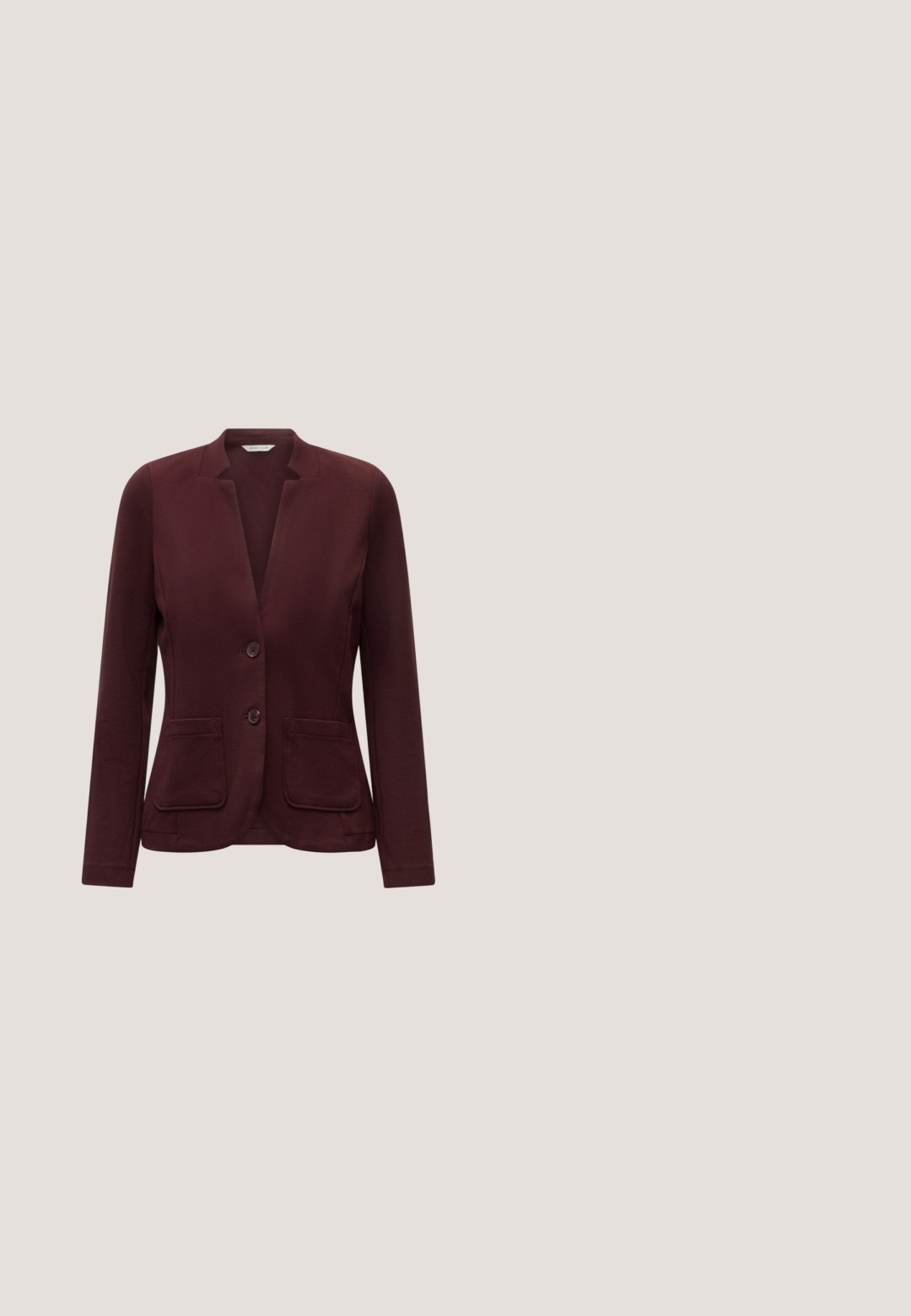 Donker bordeaux damesblazer met twee knopen, notched kraag, lange mouwen en twee voorzakken op effen achtergrond.; Bordeaux blouse met lange poefmouwen, een gerimpelde halslijn en een knoopsluiting aan de voorkant. Zachte, lichte stof met een gladde textuur.; Bordeaux wijde pijpen broek gemaakt van een gladde stof, met een rechte voorkant, riemlussen en een op maat gemaakte uitstraling met geplooide details.; Glanzende donkerrode Mary Jane hoge hakken schoen met een afgeronde neus en een gespbandje over de bovenkant, afgebeeld op een witte achtergrond.; Bordeaux leren handtas met een gebogen vorm, dubbele handvatten, ritssluiting en subtiele stiksels. Gladde, hoogglanzende afwerking.; Oorbellen met goudkleurige afwerking, rode gemarmerde kralen en gestructureerde ringen. Bevat twee stijlen: gebogen ontwerpen en een kralenaccent, allemaal met een glanzende afwerking.