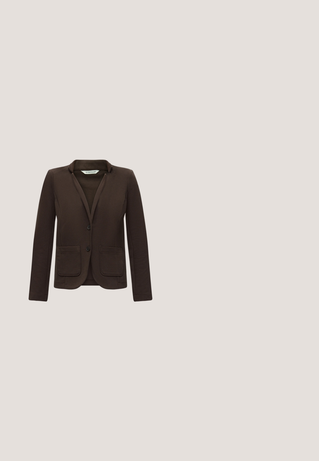 Mørkebrun tætsiddende blazer med to forlommer og to knapper, vist mod en ensartet hvid baggrund.; Ærmeløs brun bluse med hvide polkaprikker, draperet høj krave og dekorative knapper på skuldrene.; Rude bukser med bred benform, der har læg, høj talje og en blanding af brune, sorte og lyseblå farver.; Brun spids slingback-sko med lav hæl og spænde, hvilende på en skinnende, metallisk sølv tuftet overflade.; Brun skuldertaske i læder med en frontlomme med klap, der har en sydd sløjfedetalje, og en justerbar rem.; To par guldfarvede geometriske hoop-øreringe på en ensfarvet hvid overflade, et par firkantede og solide, et par rektangulære og hule.