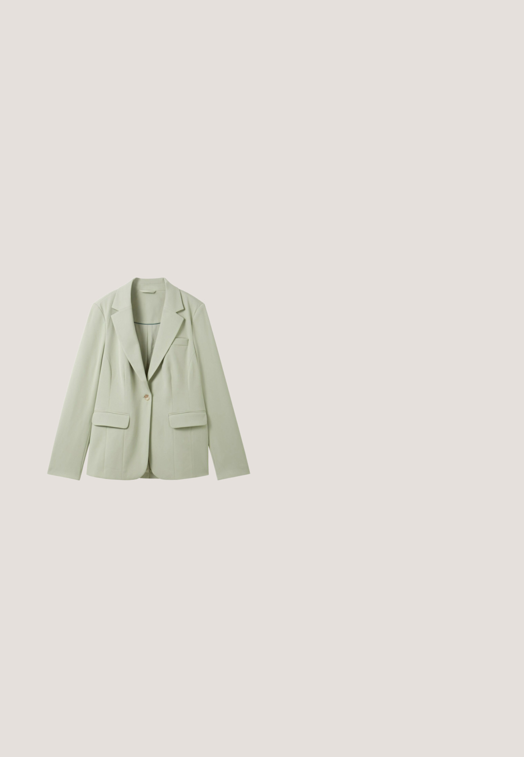 Lichtgroene blazer met notch-lapels, twee voorzakken en een enkele knoopsluiting. Gemaakt van textuurstof, die een getailleerde pasvorm biedt.; Lichtroze trui met een ronde hals, lange mouwen en geribde manchetten en onderrand. Gemaakt van zachte stof met een gladde textuur.; Lichtgroene broek met wijde pijpen, plooien, zijzakken, ceintuurlussen en een verborgen ritssluiting aan de voorkant.; Witte lage sneaker met witte veters en rubberen zool, zijaanzicht op een neutrale achtergrond.; Lichtblauwe leren clutch met goudkleurige rechthoekige sluiting en afneembare polsband op een witte achtergrond.; Witte parel stud oorbellen met een gladde, sferische vorm. Elke parel heeft een glanzende afwerking en subtiele iriserende effecten.