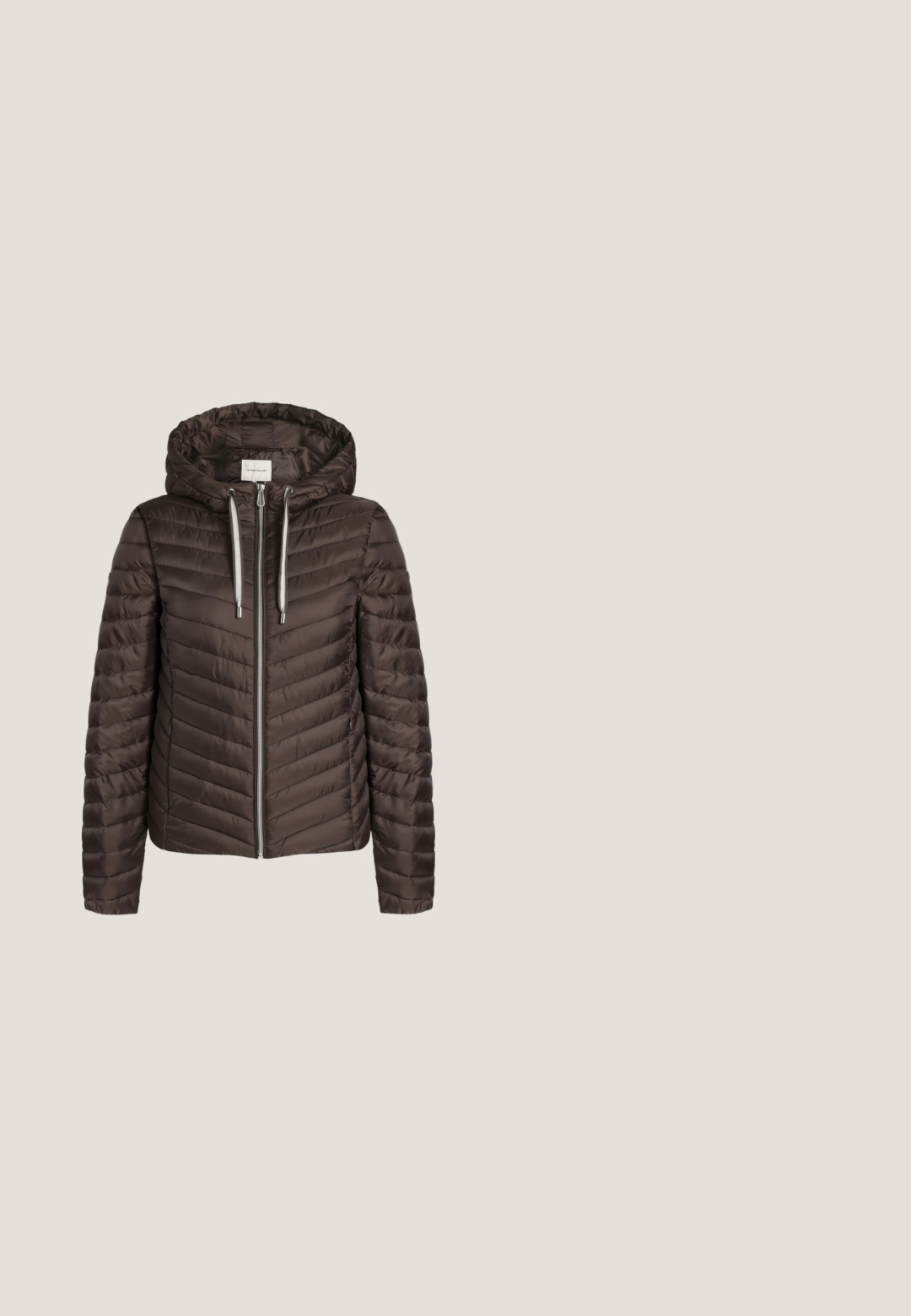 Hnedá prešívaná bunda na zips s kapucňou a bielymi šnúrkami, dlhé rukávy a horizontálny švový vzor.; BDG Urban Outfitters LIA  - Top - grey; Svetlomodré džínsy s širokými nohavicami a vysokým pásom, so zúženým vzhľadom, piatimi vreckami a rovnými nohavicami.; Čierne semišové členkové topánky s rovnou siluetou, štvorcovou špičkou, blokovým podpätkom a slučkovým pútkom na zadnej strane pre jednoduché obúvanie.; Čierna taška cez rameno z hladkej imitácie kože s čiernym látkovým zipsovým puzdrom, vybavená zlatým kovovým hardvérom a embosovaným logom značky.; Sada zlatých šperkov obsahujúca náramok s retiazkou a príveskom v tvare srdca a zodpovedajúce náušnice v tvare srdca zdobené malými kamienkami.