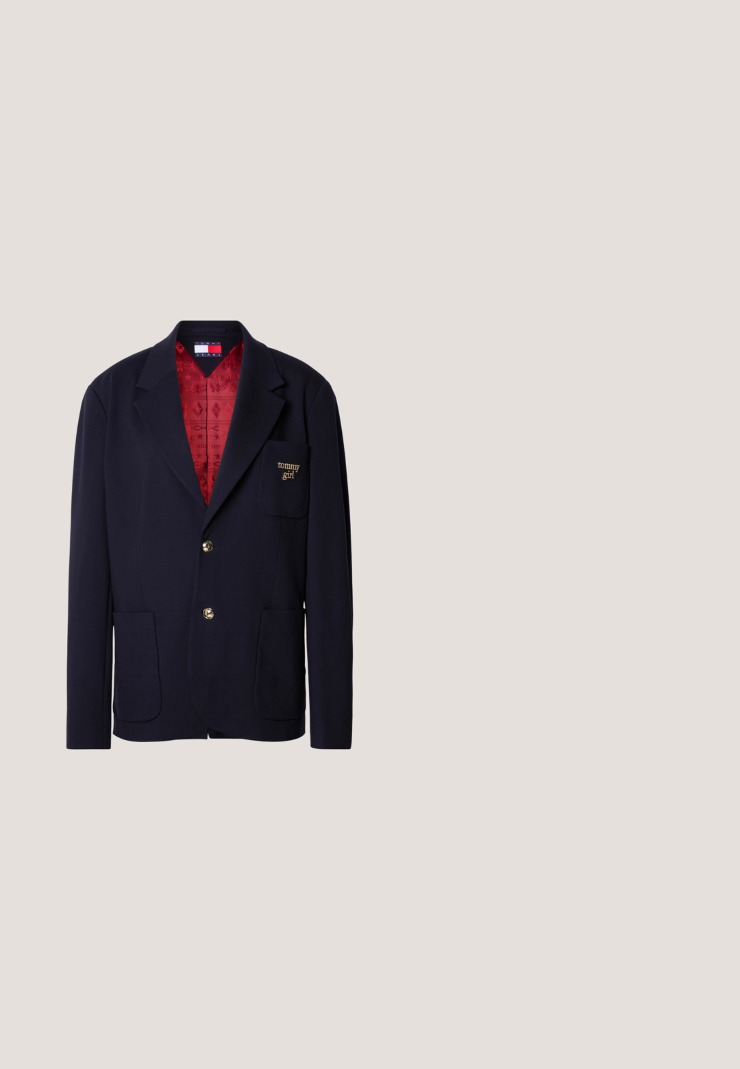 Marineblazer van zachte stof met een rode gemusterde voering. Heeft twee voorzakken, een gouden logo op de borst en gouden knopen.; Gebreide cardigan in crème en marineblauw met horizontale strepen, voorzien van ronde parelknoopjes en twee voorzakken. Ribbelmanchetten.; Rode doorzichtige blouse met een hoge hals en lange mouwen. Heeft een uitlopende stofdetail en manchetten met knopen. Getailleerde pasvorm.; Leopardprint wijde broek van een katoenmengsel. Kenmerken zijn een hoge taille, knoopsluiting en voorkruiden. Palet in beige en zwart.; Zwarte leren loafers met een gladde afwerking, voorzien van een decoratieve band, ronde neus en gestructureerde zool. Draagt met een lange zwarte leren rok.; Geweven bruine leren handtas met een kromme vorm en een enkele schouderband. Beschikt over een gestructureerd, gevlochten patroon. Ritssluiting aan de bovenkant.
