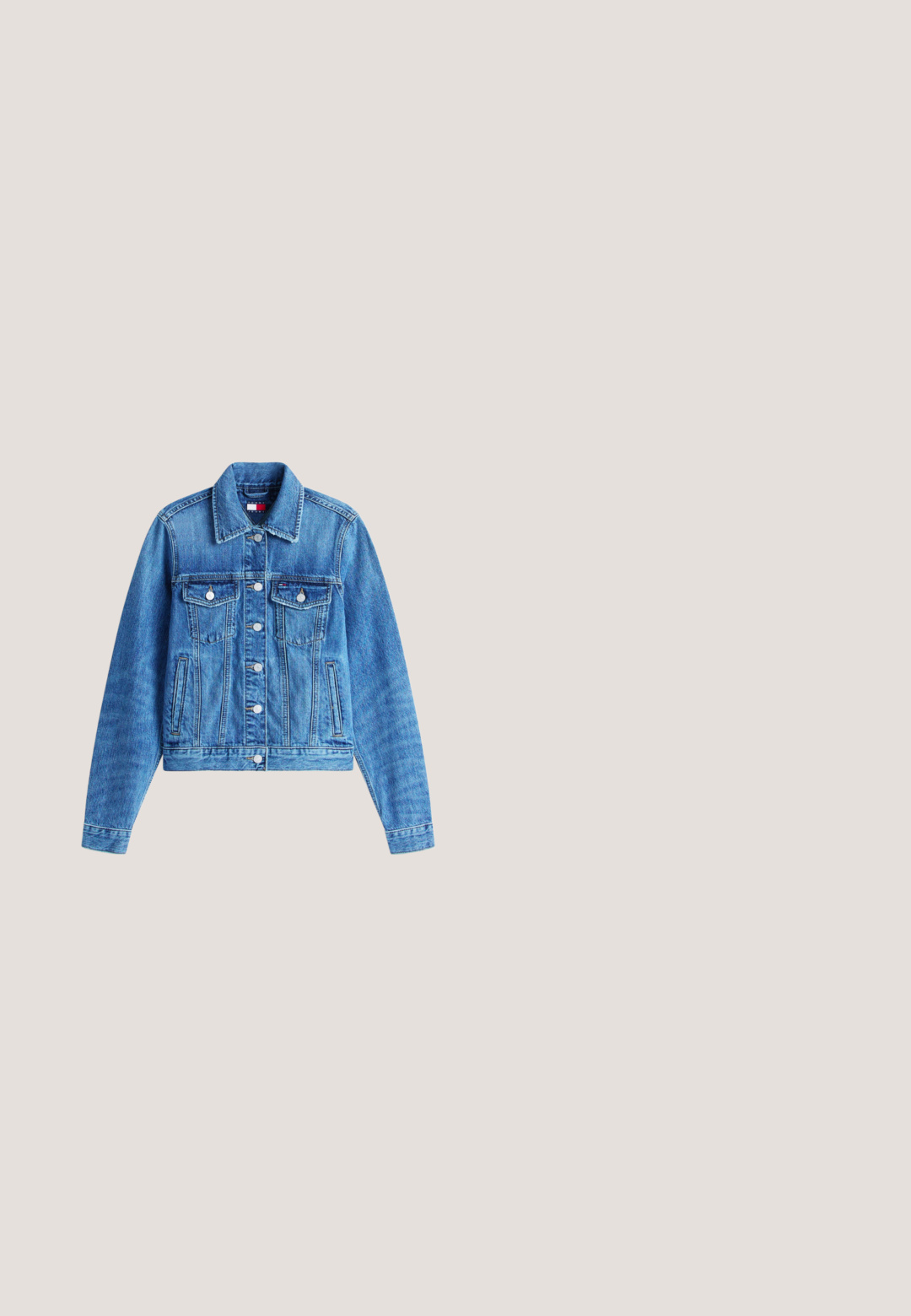 Blå denimjakke med knaplukning foran, to brystlommer med klap, sidelommer med slidser og syninger som detalje.; Kortærmet T-shirt med rund halsudskæring og vandrette røde, hvide og brune striber på en ensfarvet baggrund.; Plisseret midi-nederdel i blød lyserød, med en glat overflade og elastisk liv. Designet med lodrette folder for et flydende udseende.; Brune læderloafer med tekstureret stofoverdel, guldmetaludsmykning på remmen og lav stablet træhæl på hvid baggrund.; Bordeauxfarvet lædertaske med et struktureret design, der har en klaplukning og en justerbar rem. Logo detaljer præget på forsiden.; Guld cirkulære øreringe med to små sølv-ringe på hver, der viser subtile indgraverede mærkenavne detaljer, sat på en hvid baggrund.