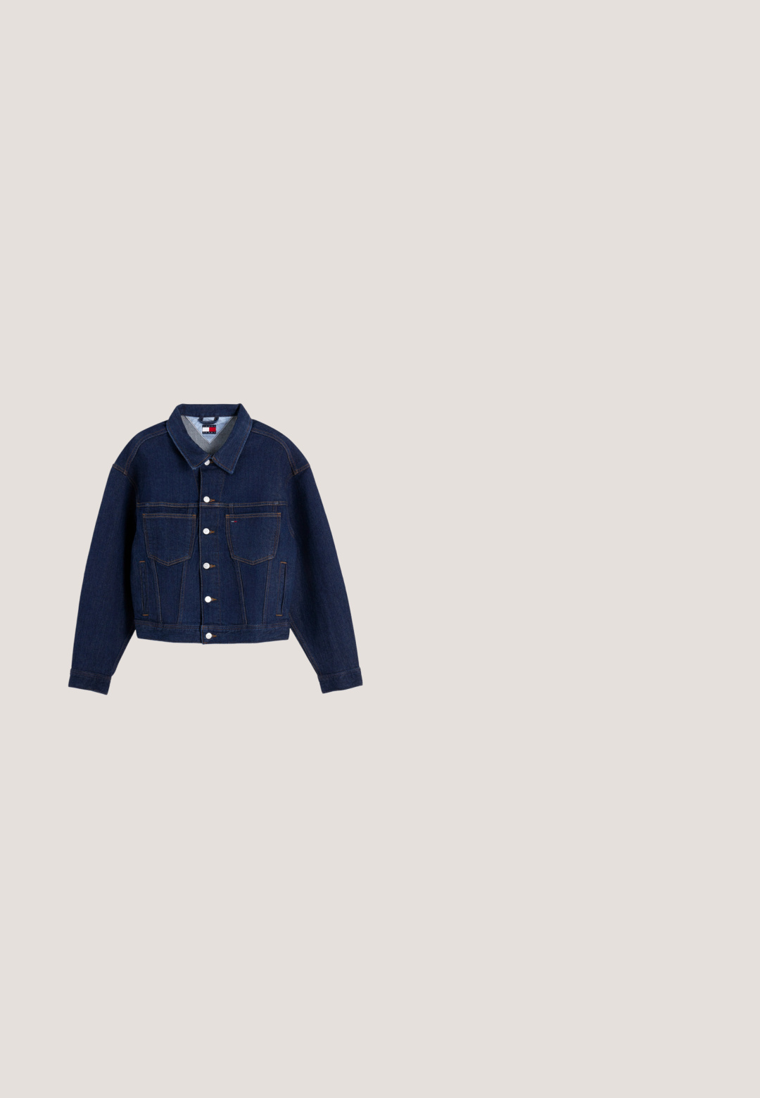 Mørkeblå denimjakke med sølvknapper, to frontlommer på brystet, krave og synlige syninger, lagt fladt på hvid baggrund.; Rød kortærmet strikket polo-shirt med tekstureret mønster, bølgede kanter, knaplukning og hvidt "tommy jeans" logo på brystet.; Blå denim bredbenede jeans med knaplukning, fem lomme-design, let falming på lårene og syningsdetaljer på sømmene.; Hvid platform-sneaker med sølvfarvede huller, tyk sål og en lille sort, hvid og rød flagvedhæng ved snørebåndene.; Rød skuldertaske i læder med sølv lynlås, dekorativ rød fletbue med hjertevedhæng og lille rektangulært metallogo.; Sølvfarvede hoops med et glat, afrundet design og en lille rød, hvid og blå stribe som accent. Sikret stud-bagside.