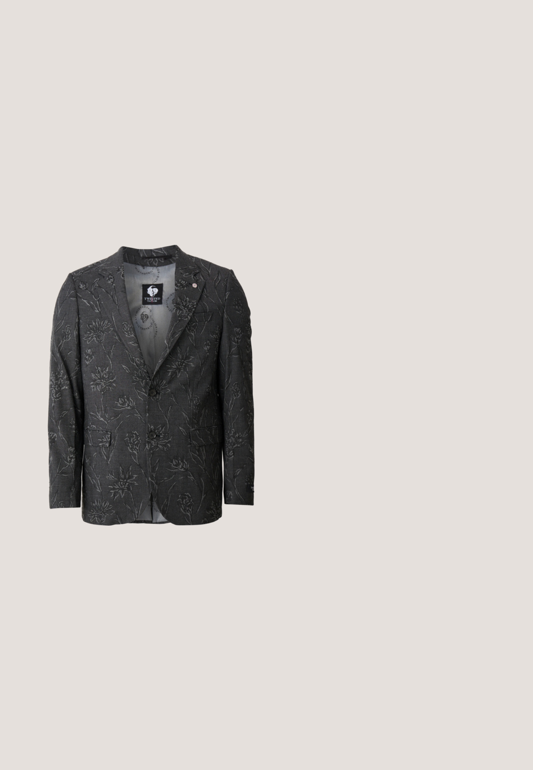 Blazer gris foncé avec motif floral gaufré, design à un bouton, deux poches avant et deux boutons noirs à l'avant.; Chemise noire à manches longues en tissu lisse. Dotée d'un col pointu, d'une fermeture à boutons sur le devant et de manches ajustées avec des poignets à boutons.; Pantalons noirs en tissu lisse, avec un devant plissé, une coupe fuselée et des ourlets roulés. Fermeture par bouton simple à la taille.; Mocassin en cuir noir avec petit talon, bout arrondi et pompons décoratifs sur le dessus, présenté en profil latéral sur fond blanc.; Papillon en satin vert foncé avec une forme classique. Présente un nœud central et une sangle ajustable pour le confort. Texture lisse, design épuré.; Ceinture en cuir noir avec une boucle en métal rectangulaire. La boucle présente un petit logo de marque et un détail à pression sur la sangle.