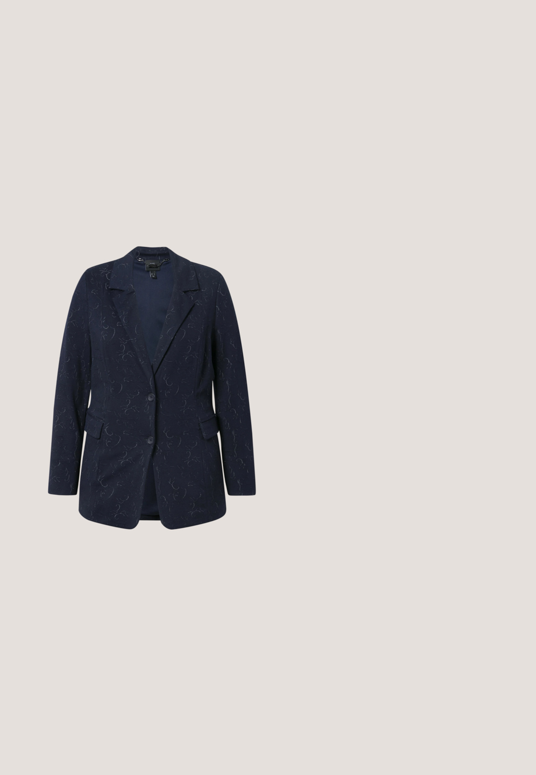 Marineblaue Blazer aus einem strukturierten Stoff mit subtilen Wirbelmustern, einreihiger Knopfverschluss und zwei Vordertaschen.; Marineblau und weiß gestreiftes Poloshirt mit kurzen Ärmeln, einem marineblauen Kragen und vier Knöpfen an der Knopfleiste.; Dunkelblaue Denim-Jeans im geraden Schnitt, mit Fünf-Taschen-Design, sichtbaren Nähten und einem Metallknopfverschluss am Bund.; Damen Lackleder Schuh in Marineblau mit niedrigem Blockabsatz, spitzer Schuhspitze und goldener Kettendetailierung am Rist.; Dunkelbraune glänzende Ledertasche mit einem einzelnen Schulterriemen und goldfarbenen Metallakzenten vor einfarbigem Hintergrund.; Silberne Creolen mit polierter Oberfläche, die kleine goldene Akzentdetails und eine runde Form aufweisen, am Ohrläppchen getragen.