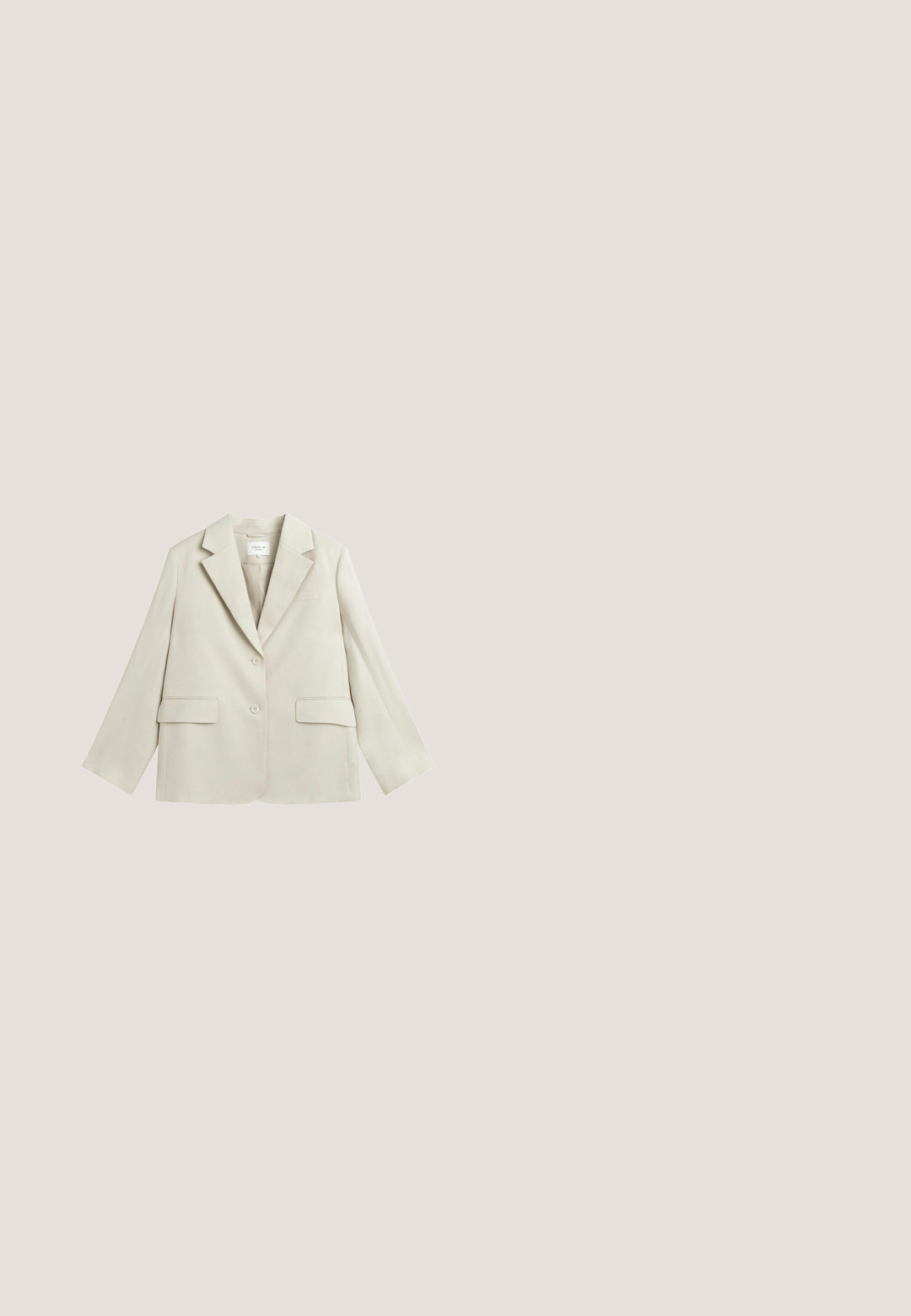 Lysebeige dameblazer med hakkede revers, to knapper, to klaplommer og en brystlomme, vist fladt på en hvid baggrund.; Ærmeløs hvid ribbet tanktop med rund halsudskæring fra Selected Femme, viser frontvisning uden mønstre eller dekorationer.; Lys blå, høj talje, denimjeans med forreste knap- og lynlåslukning, bæltestropper og tilspidsede ben.; Hvide sneakers med teksturerede gummisåler og flade snørebånd, kombineret med mørkeblå bukser i løs, glat stof og skræddersyet pasform.; Hvid tekstureret læder hobo-taske med enkelt håndtag, gyldent logohæng i nederste højre hjørne og et lille lædermærke hæftet på siden.; Guldøreringe med en glat, rundet design. Har en lille hængselåbning, letvægtigt udseende og en poleret overflade.