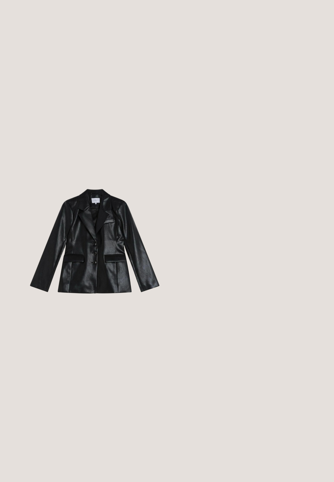 Sort faux læder blazeren med en tætsiddende design, klapkrave, tre knapper og to frontlommer. Glat tekstur, strømlinet udseende.; Sara Battaglia SWEETHEART - Top - black; Sort læder blyantskirt med en mellemlang længde, frontslids, knaplukning og subtile stikninger. Glat, elegant tekstur.; Sorte lakerede ankelstøvler med spids tå, slank skaft og geometrisk højhælet detalje. Glat tekstur og blank finish.; Sort blank Calvin Klein håndtaske med gyldent lynlås og kort rem mod en ensfarvet hvid baggrund.; Guldarmbånd med flere tråde, der har sammenflettede kædeled. Glatte overflader med en lås for sikker lukning. Kompakt design.