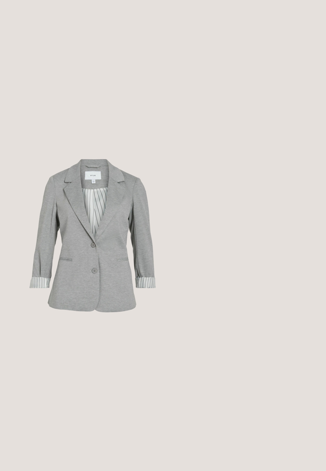 Lys grå kvinde blazer med to knapper, spids krave og opsmøgte ærmer, der afslører hvid foring med tynde sorte striber.; Langærmet, navyblå top med firkantet udskæring. Lavet af glat, strækbart stof. Har en tætsiddende pasform uden synlige mønstre eller accenter.; Lysblå denim wide-leg jeans med høj talje, to forlommer og knaplukning. Blød tekstur og en afslappet pasform.; Hvide sneakers med beige accenter, der har tre striber, en rund tå og en gennemsigtig gummisål. Glat læder og tekstilmaterialer.; Navyblå rygsæk med ruskind og denim materialer, der har en spænde lukning, frontlomme, syningsdetaljer og et håndtag på toppen.; Guldplateret kæde-halskæde har en slank bar-pendant med en cirkulær detalje, fin tekstur og justerbar lås for tilpasselig længde.