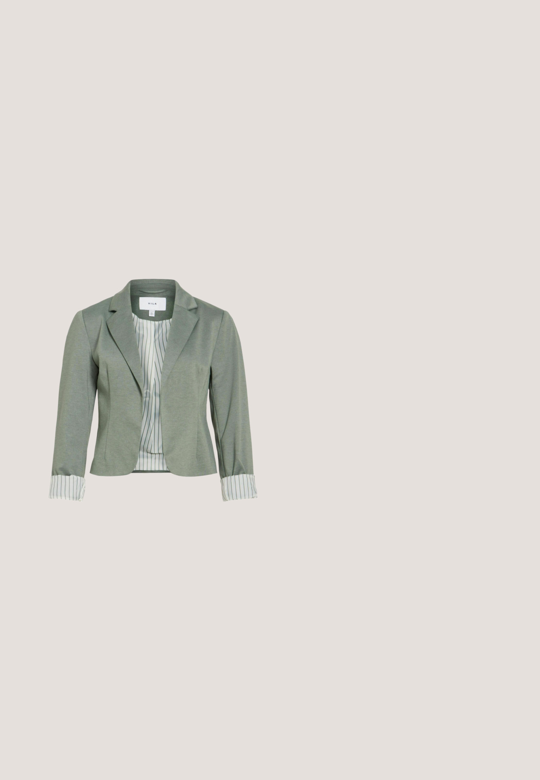 Blazer verde ajustado confeccionado en tela suave, con cuello solapa, mangas largas con puños a rayas blancas y forro interior a rayas.; Top corto blanco hecho de tela acanalada, con un cuello redondeado y un diseño sin mangas, que presenta una silueta ajustada. Sin patrones ni detalles.; Pantalones verde oliva con cintura ajustable con cordón, diseño cónico y puños elásticos. Confeccionados con tela suave y ligera de textura lisa.; Zapatillas deportivas de ante beige con una delgada suela de goma blanca, puntera redonda, costuras mínimas y una pequeña lengüeta en el talón. Cordones en un color a juego.; Bolso de mano de cuero verde oliva con una sola correa de hombro ajustable y una superficie lisa, ligeramente texturizada.; Anillo de banda estilo cuerda trenzada de oro con acabado liso y pulido sobre un fondo neutro.