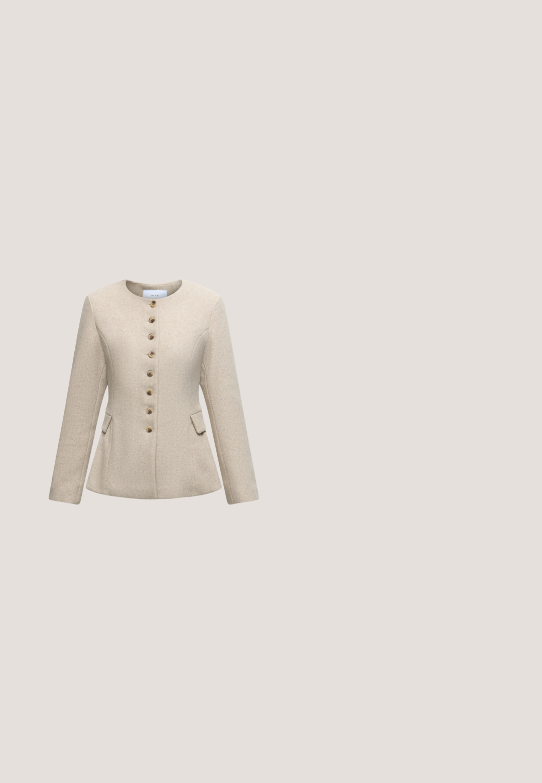 Beige getailleerd jasje met ronde halslijn, lange mouwen, voorste rij met acht knopen en twee zijzakken met klep, ontworpen voor vrouwen.; Maxi-jurk met spaghettibandjes, bovenstuk van zijdeachtige stof en een vloeiende, gelaagde chiffonrok in een lichte beige kleur.; Beige lakleren slingback pumps met kittenhak, puntige neus en een klein gespsriempje aan de voorkant.; Tortoiseshell zonnebril met bruine lenzen, een cat-eye vorm, gouden metalen accenten en slanke pootjes met een patroon aan de binnenkant.; Crèmekleurige gewatteerde handtas met gouden slot, bovenhandvat en verstelbare schouderriem op witte achtergrond.; Gouden gedraaid touwarmband met open uiteinden en parelachtige kralen aan elk uiteinde op een lichtgrijze achtergrond.
