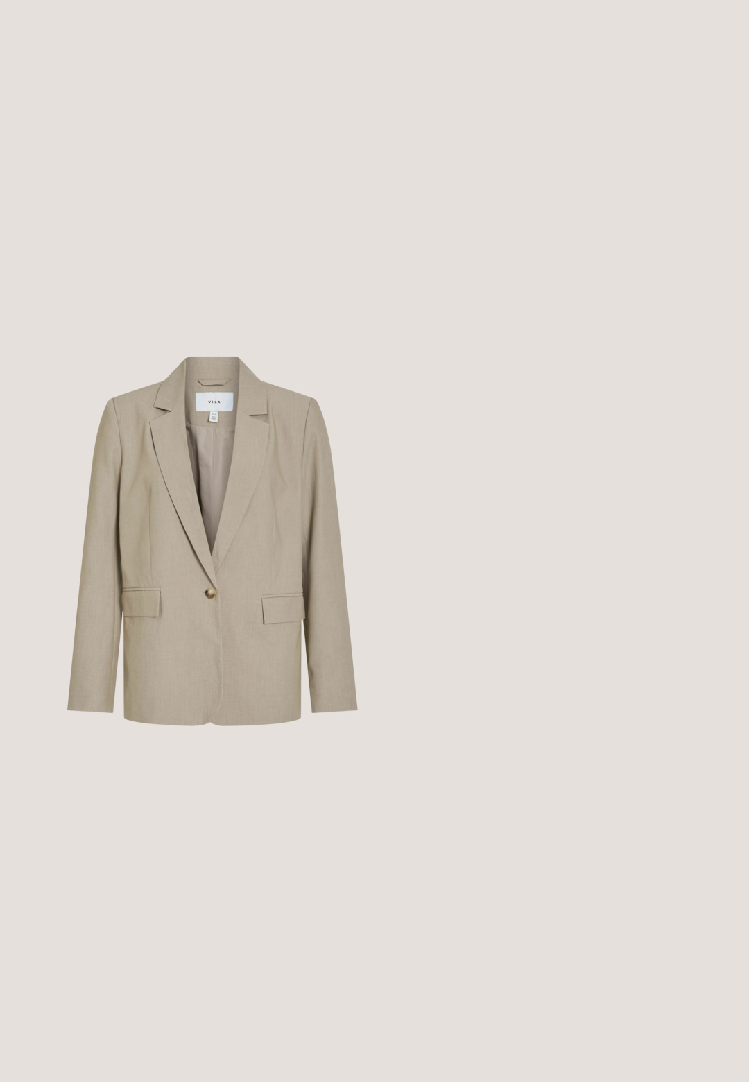Beige enkeltradet skræddersyet blazer med hakrevers, lange ærmer, to frontlommer med klapper og glat inderfor.; Beige satinbluse med dyb V-udskæring, lange puffærmer og tætsiddende manchetter. Glat tekstur og minimalistisk design.; Bredde bukser i et blødt gråt stof. Har en knaplukning og rene sømme. Glat tekstur uden synlige mønstre eller udsmykninger.; Brune læderloafers med en glat finish, rundet snude og dekorativ detalje foran. Robust sål og diskret hælhøjde.; Taupe lædertaske med tekstureret overflade, tyndt vandret bånd med guldfarvet spænde og to håndtag mod en ensfarvet lys baggrund.; Guldhalskæde med en tynd kæde og en cirkulær vedhæng i midten, som strækker to slanke stænger ud fra bunden, glat tekstur.