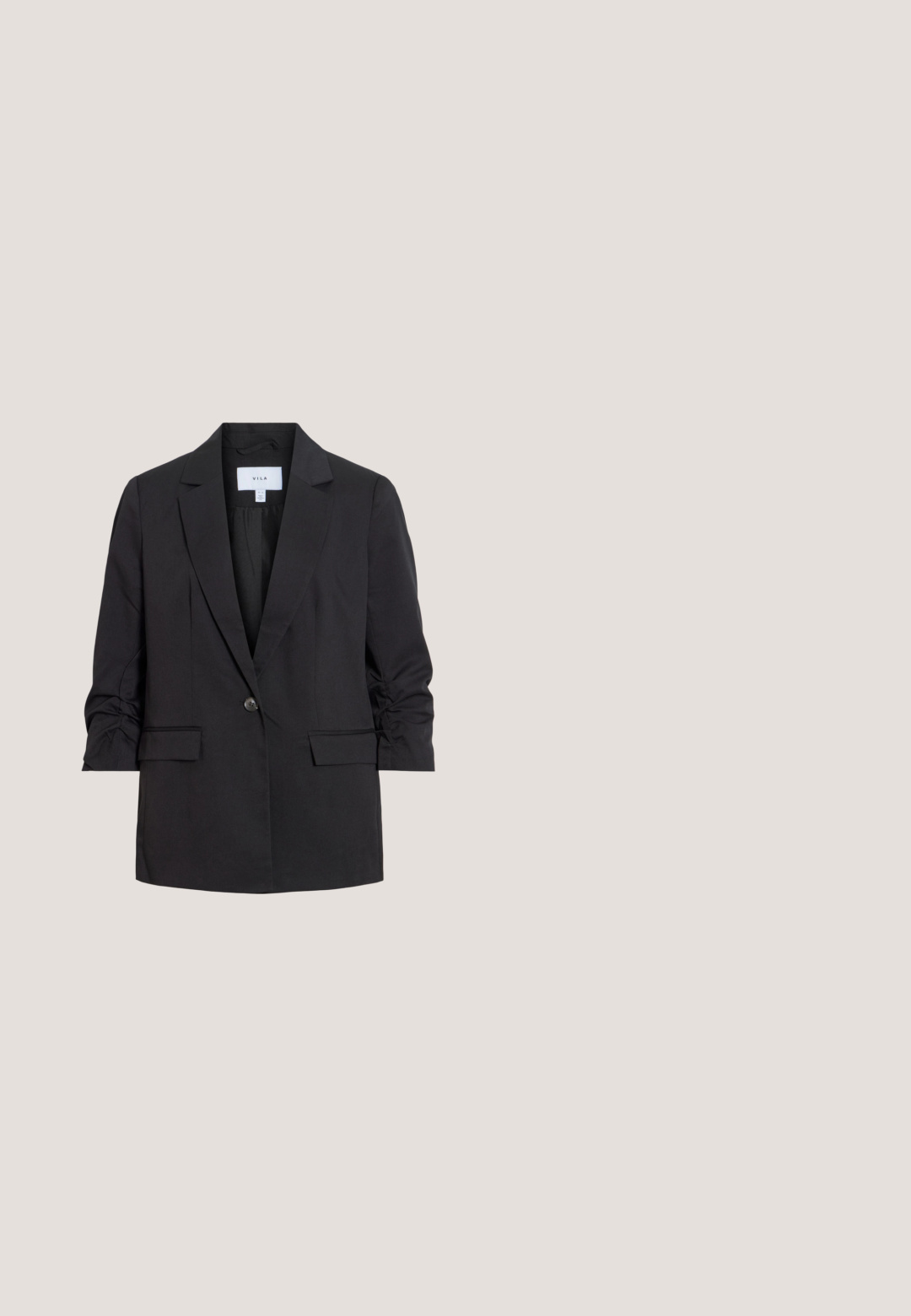 Schwarzer Ein-Knopf-Blazer mit gerafften Dreiviertelärmeln, gekerbtem Revers und zwei vorderen Klappentaschen.; Schwarzer Stoff mit abstraktem, weißem und grauem Blumenmuster, mit glatter Textur und einem schwarzen Rand entlang der Kanten.; Schwarze kurze Hosen mit weißen Punkten, elastischem Bund und geradem Bein.; Schwarze Slipper-Sandalen aus glattem Material mit offenem Zehenbereich und breitem Oberband, kombiniert mit dunklen Jeans im geraden Schnitt.; Schwarze Lederschultertasche mit verstellbarem Riemen und kugelförmigem goldfarbenem Verschluss oben in der Mitte.; Silberarmband mit hellblauen Edelsteinen, die in einem symmetrischen, krallenartigen Design gefasst sind. Verfügt über einen sicheren Verschluss und hat eine durchgehende, kreisförmige Form.