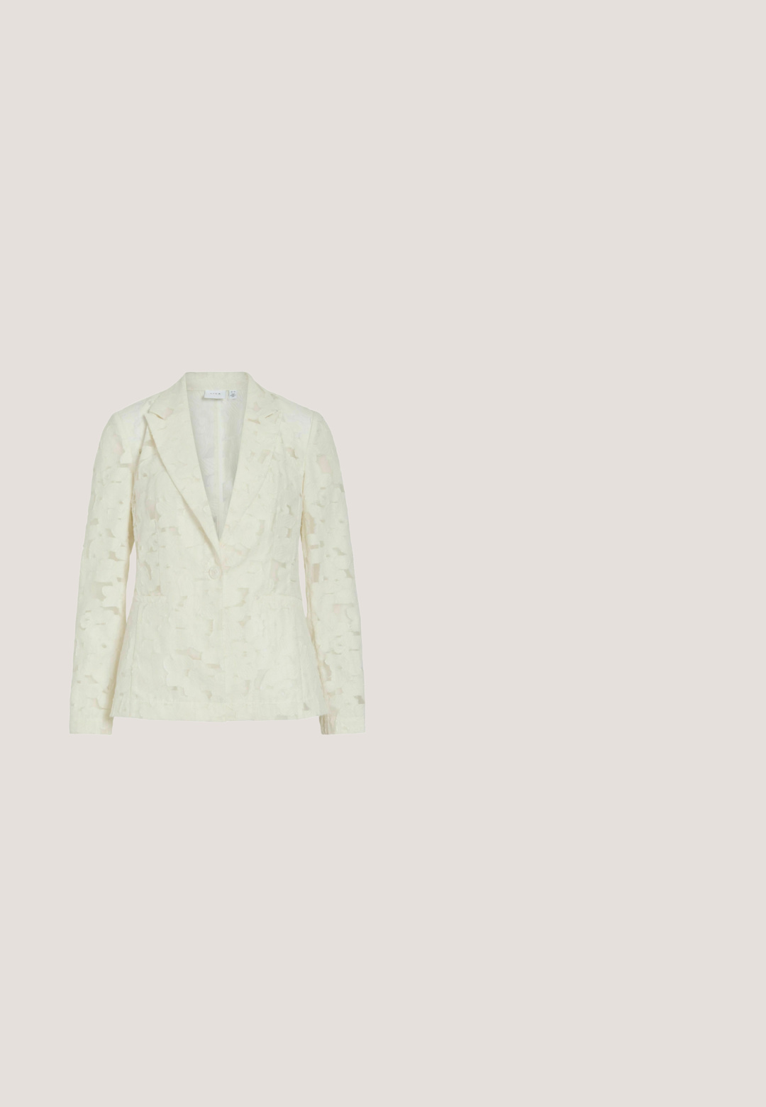 Hvid struktureret blazer med lange ærmer, enkelt-knap lukning, hakkrave og en figursyet talje.; Hvid jumpsuit med rynket halsudskæring og bred ben-design, med et stofbælte bundet i taljen. Glat tekstur og elegant silhuet.; Beige slidesandaletter med åben tå, flad sål og dekorative metallkædeaccenter på stroppen. Glat materiale med minimal tekstur.; Brune gradient solbriller med en geometrisk form, guld metalrammer og mørke skildpadde-hælspin på stængerne.; Hvid rektangulær quiltet taske med en guldkæde som skulderrem og lille guldlille logo nederst i højre hjørne.; Guld butterfly drop-øreringe med klare krystaller og hvide perleperler arrangeret langs en fin kæde.
