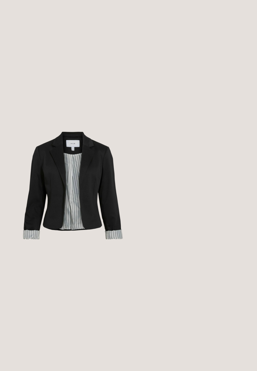 Blazer noir sur mesure avec revers crantés, doté d'une doublure intérieure rayée blanche et de poignets retournés pour révéler la doublure.; Débardeur noir à côtes avec dentelle le long de l'encolure et des emmanchures. Fabriqué en matière extensible pour un look ajusté.; Pantalons larges noirs avec une taille plate, comportant des plis à l'avant et une texture lisse. Pas de poches ni de matériel visible.; Chaussure slingback en cuir noir avec bout pointu, talon fin et accents de quincaillerie dorée. Présente un design à bretelles sur la tige.; Sac à épaule en cuir noir avec une forme incurvée, présentant un logo doré en bas et une seule sangle ajustable. Texture lisse, design minimaliste.; Paire de boucles d'oreilles puces en or poli de forme abstraite irrégulière sur fond blanc.