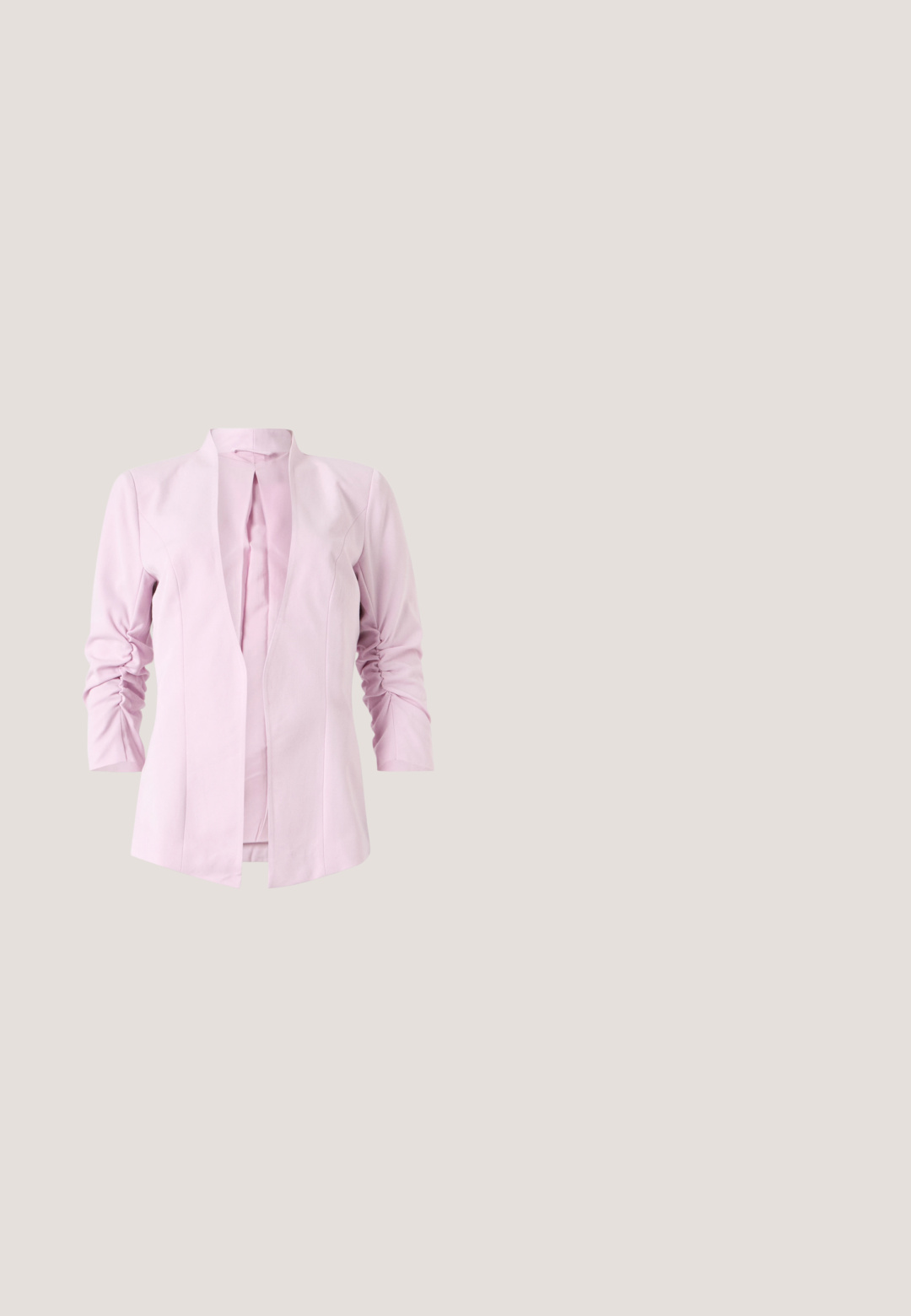 Lichtroze blazer met lange mouwen, zonder kraag en met gerimpelde details op de mouwen. Glad stof met een getailleerde pasvorm.; Lichtblauwe jumpsuit met wijde pijpen, korte mouwen, V-hals met split en een getailleerde tailleband met plooien.; Witte sandaal met blokhak, voorzien van een roze en paars bloemenpatroon, open teen, enkelriem en gespsluiting.; Vierkante zonnebril met gouden metalen monturen en verloopdonkergrijze glazen, rustend op een wit oppervlak.; Crèmekleurige handtas met afgeronde handvatten en gouden beslag, bevestigd aan een kleine roze metallic envelopportemonnee met een gouden ketting.; Gouden armband met afwisselend roze ronde stenen en witte parels, omgeven door kleine heldere kristallen, beveiligd met een sluiting.